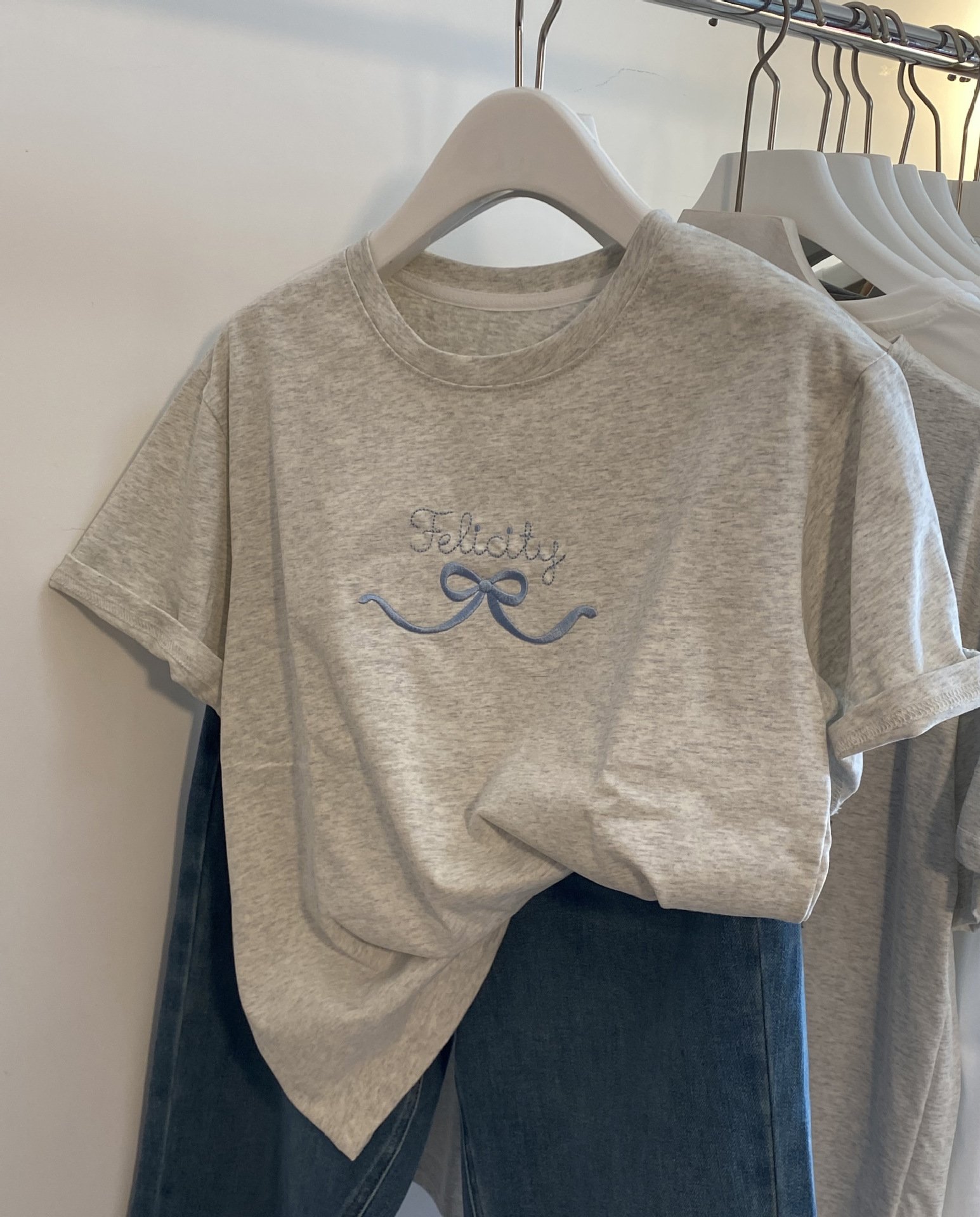 Футболка с вышивкой бабочки и буквами оптом