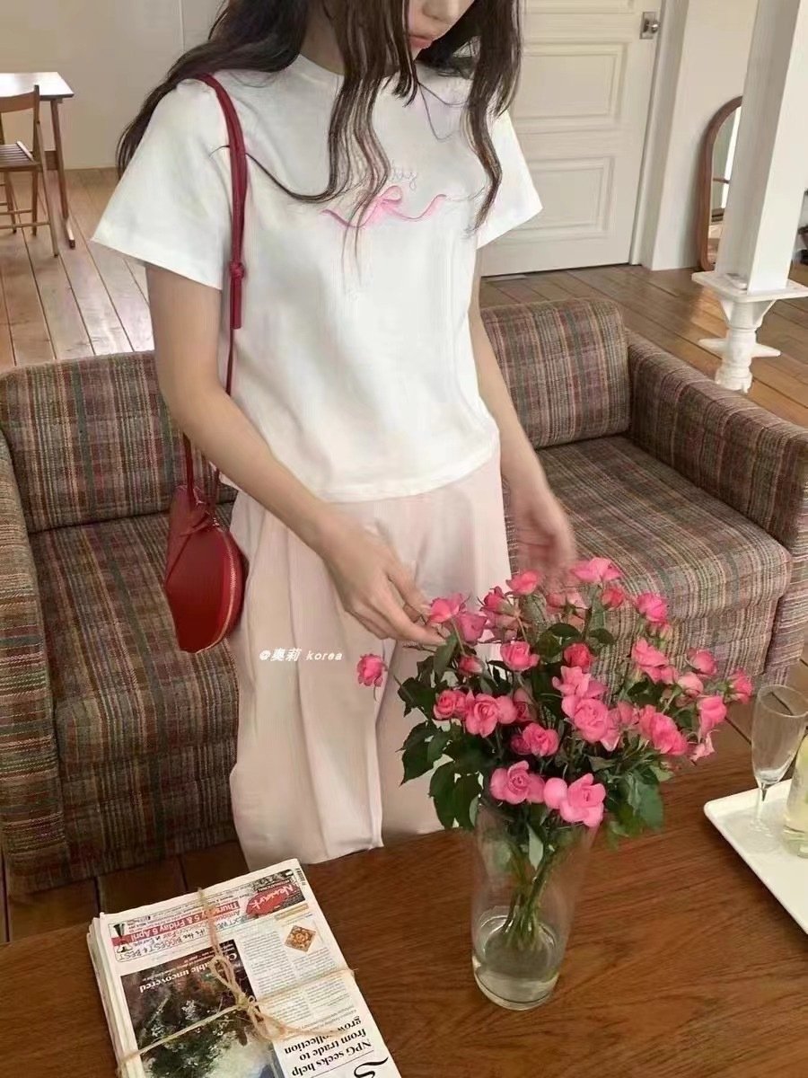 Футболка с вышивкой бабочки и буквами оптом