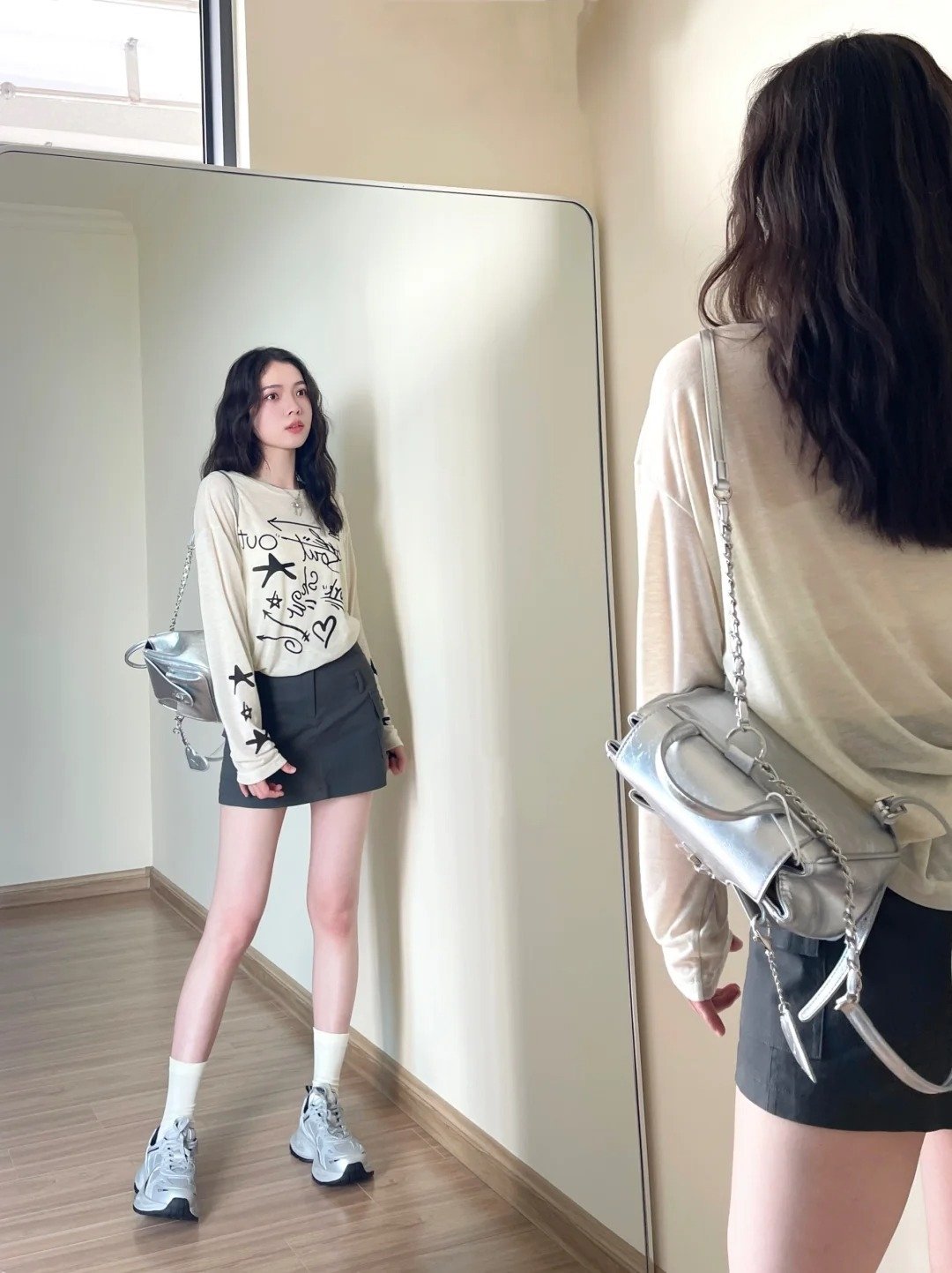 Белая футболка с длинным рукавом и принтом оптом