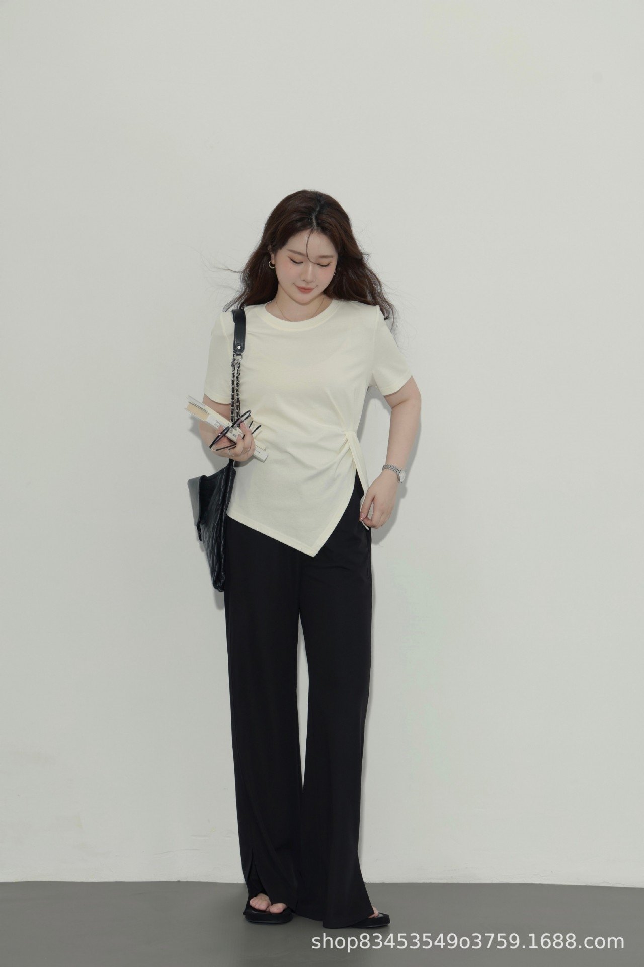 Летняя футболка с коротким рукавом и разрезом на плече оптом