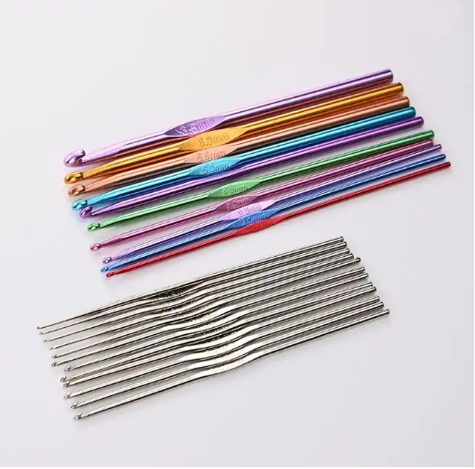 Набор разноцветных алюминиевых одинарных крючков для вязания GO-NT-14 / К100 / В17 детальное фото