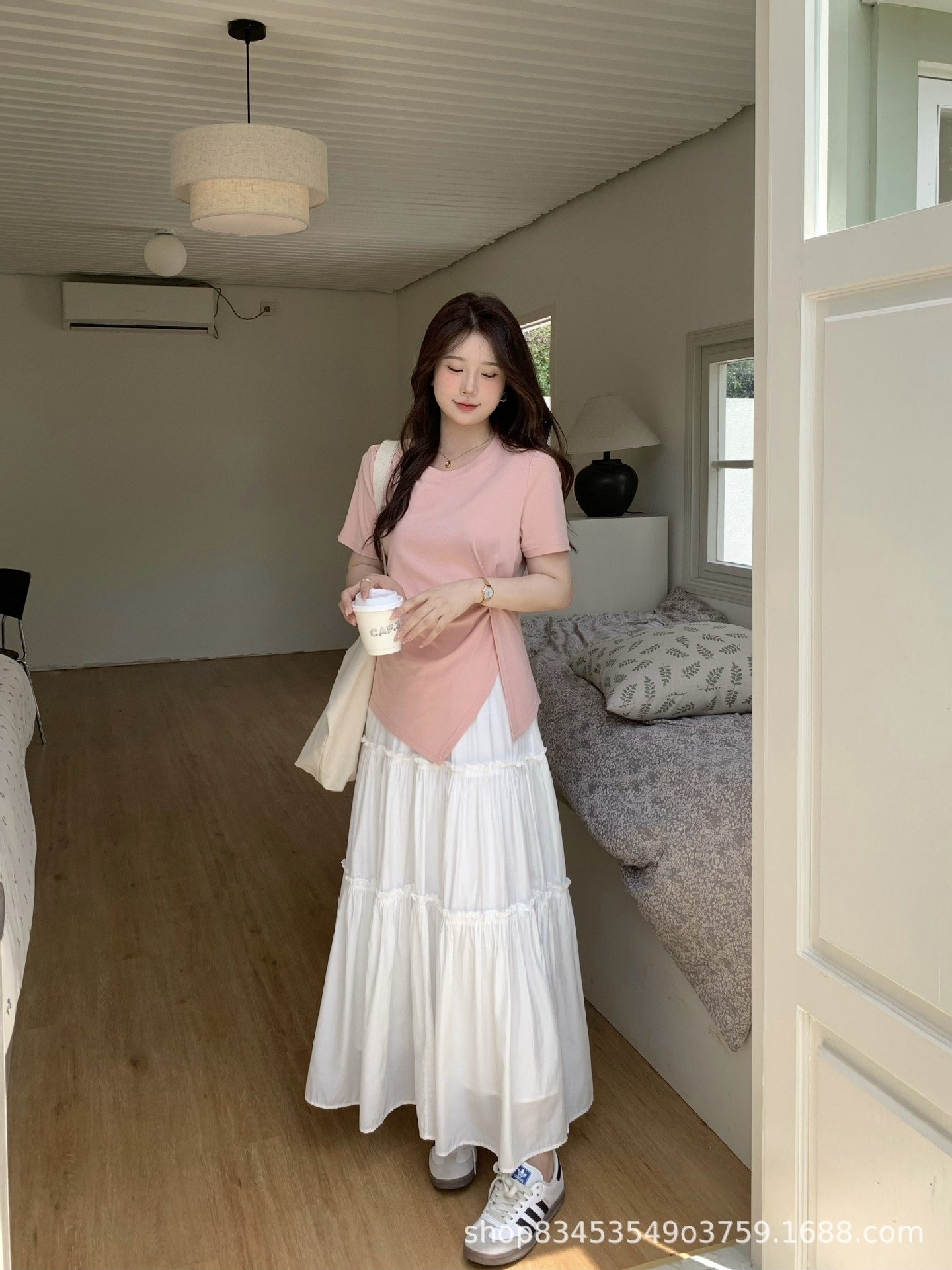 Летняя футболка с коротким рукавом и разрезом на плече оптом