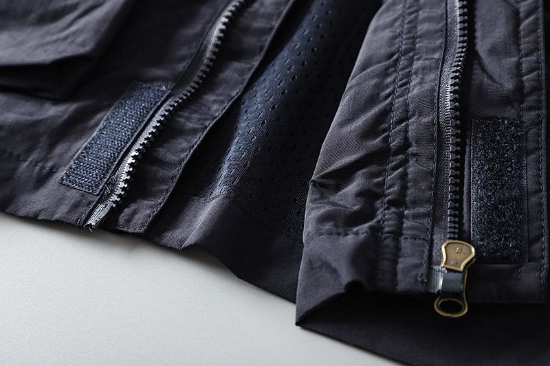 Ветрозащитная куртка с множеством карманов оптом из Китая