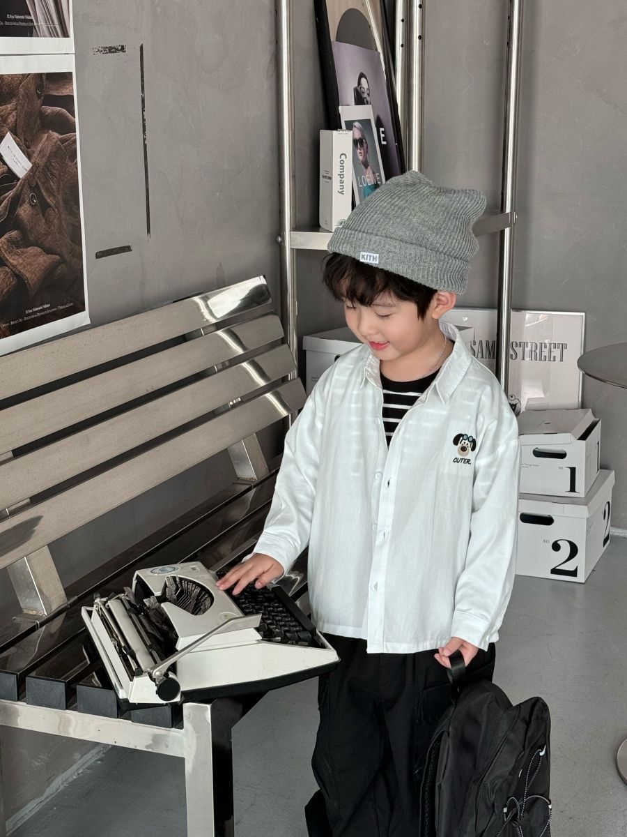 Детская рубашка весенняя новая длинный рукав детская корейская версия белая рубашка с вышитыми буквами оптом из Китая