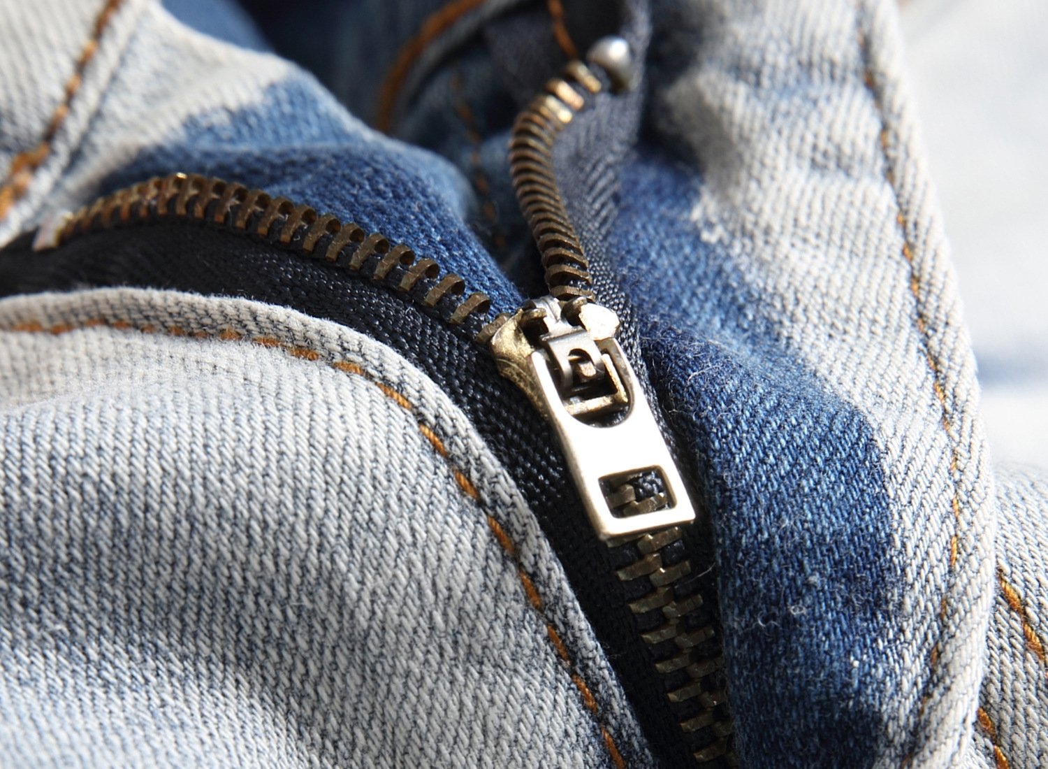 Мужские джинсы с вышивкой и принтом оптом из Китая