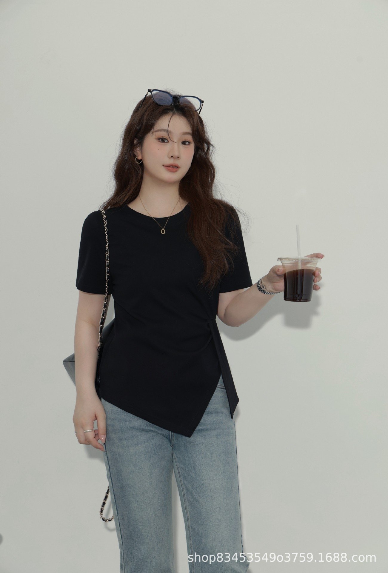 Летняя футболка с коротким рукавом и разрезом на плече оптом