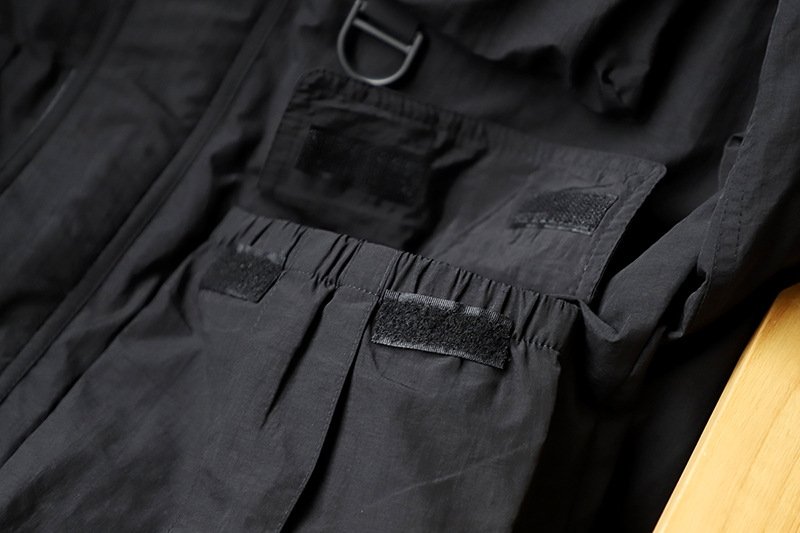 Ветрозащитная куртка с множеством карманов оптом из Китая