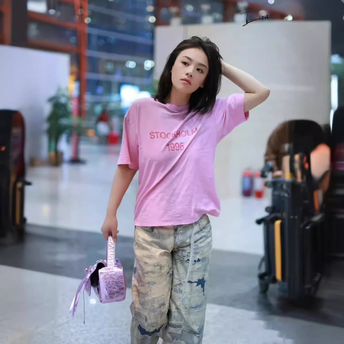 Футболка с принтом букв и цифр, розовая оптом