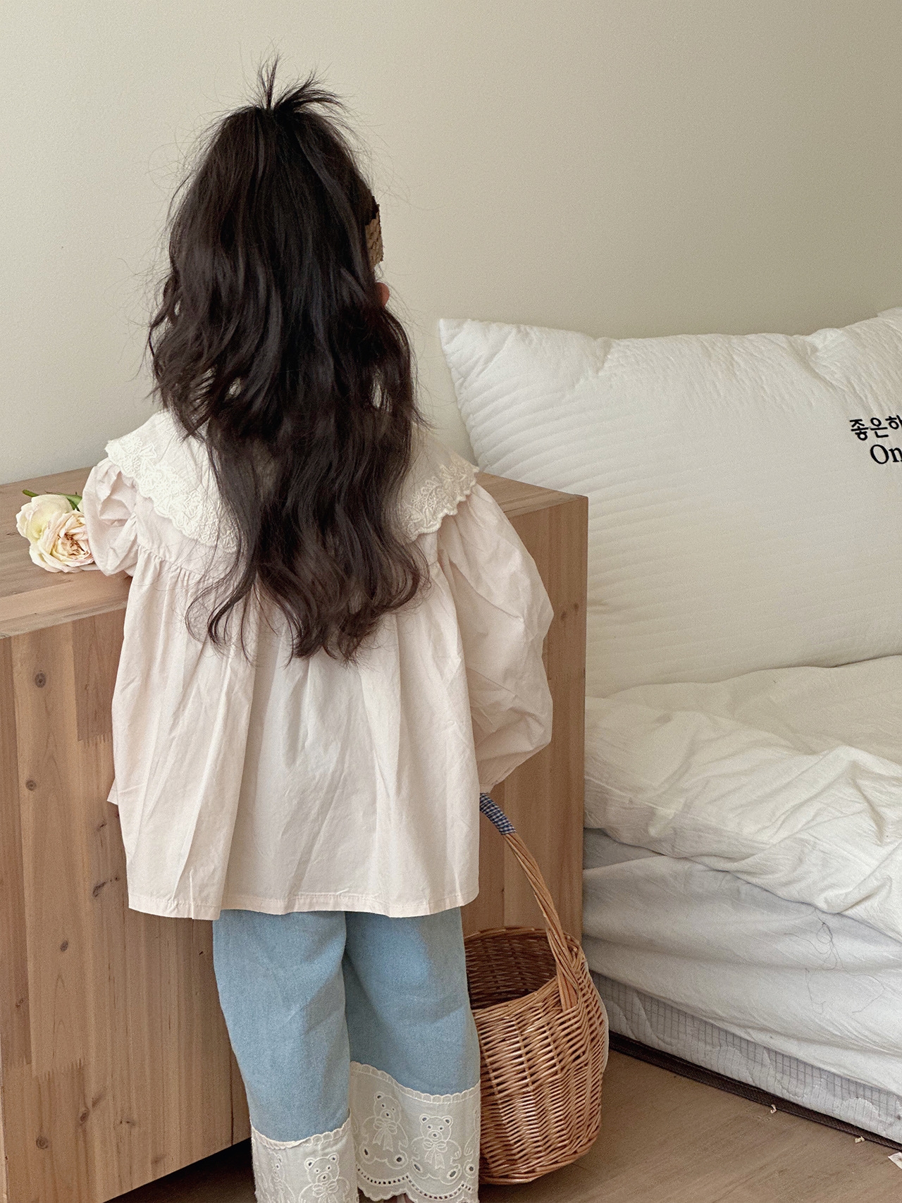 Детские джинсы с кружевными вставками оптом из Китая