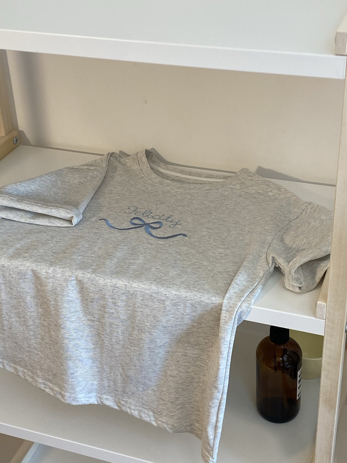 Футболка с вышивкой бабочки и буквами оптом