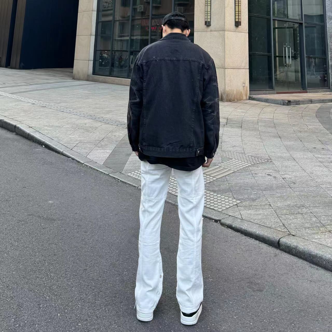 Черные джинсы с пуговицами и прямыми штанинами оптом из Китая