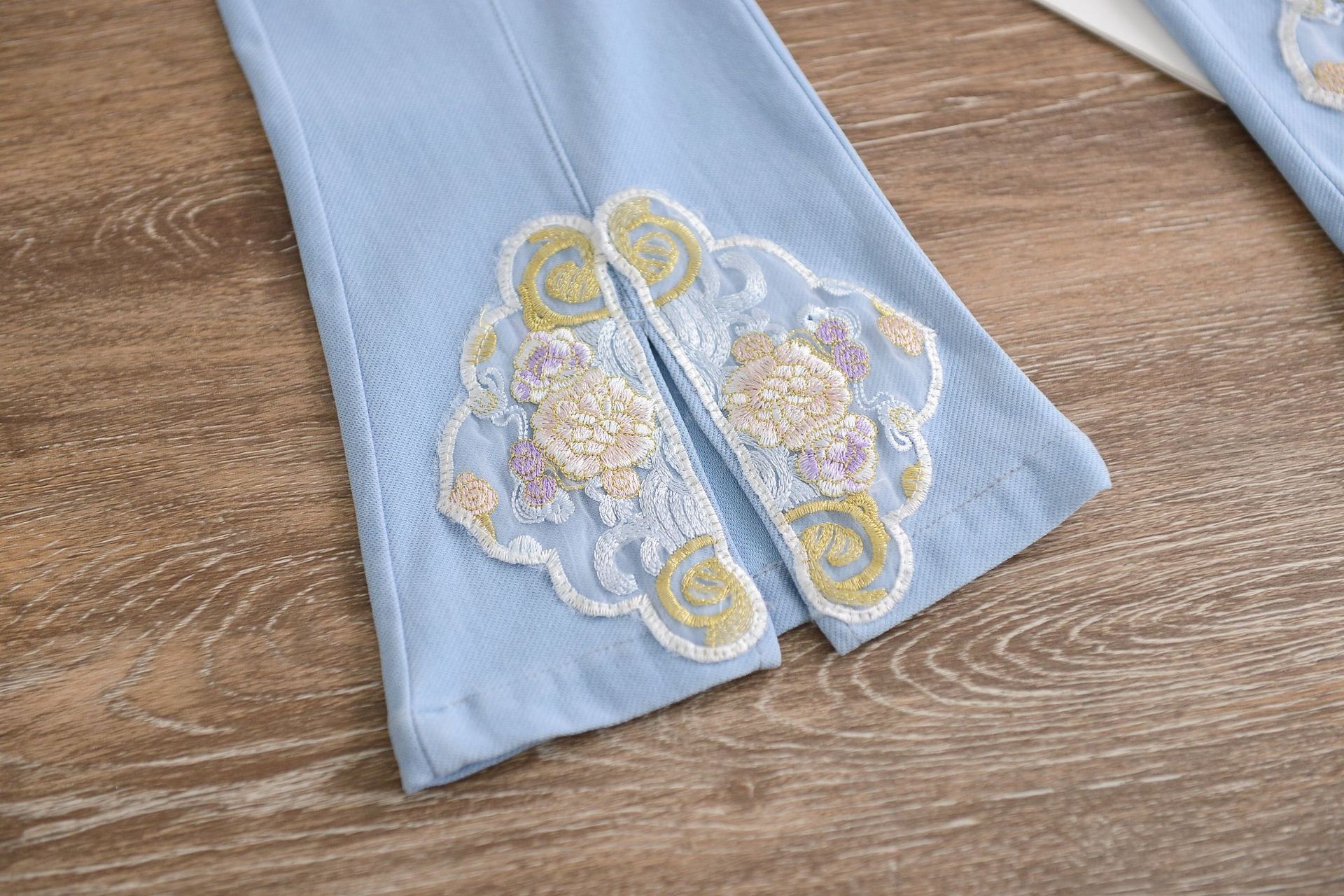 Джинсы девочки летние с вышивкой оптом из Китая