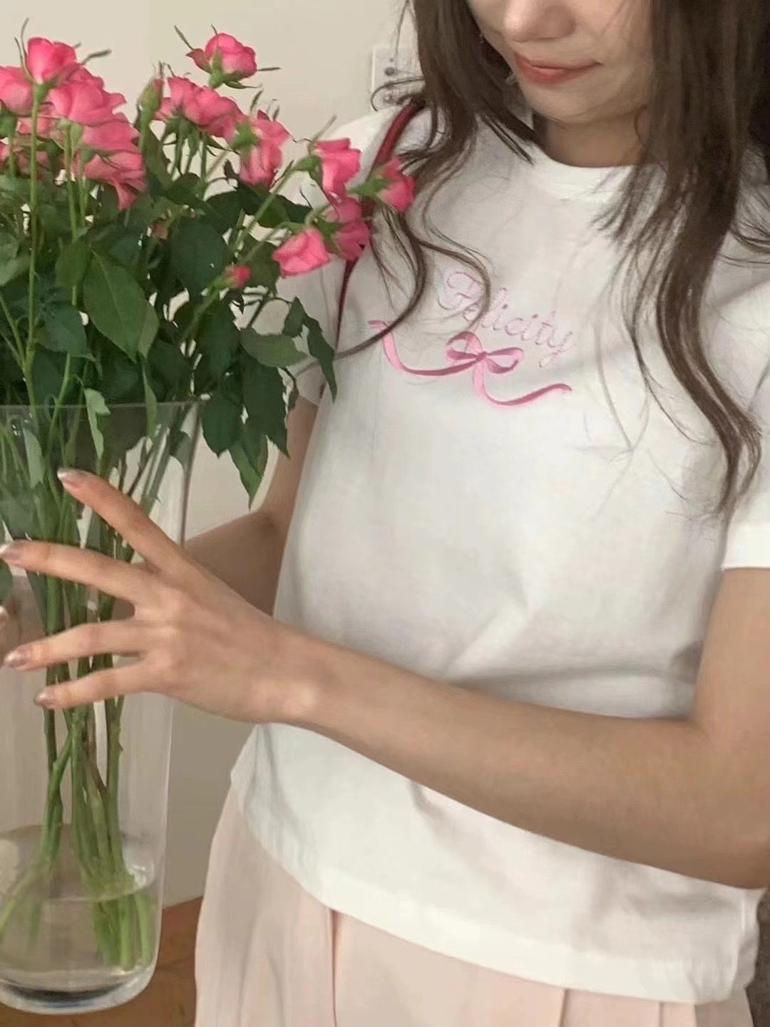 Футболка с вышивкой бабочки и буквами оптом