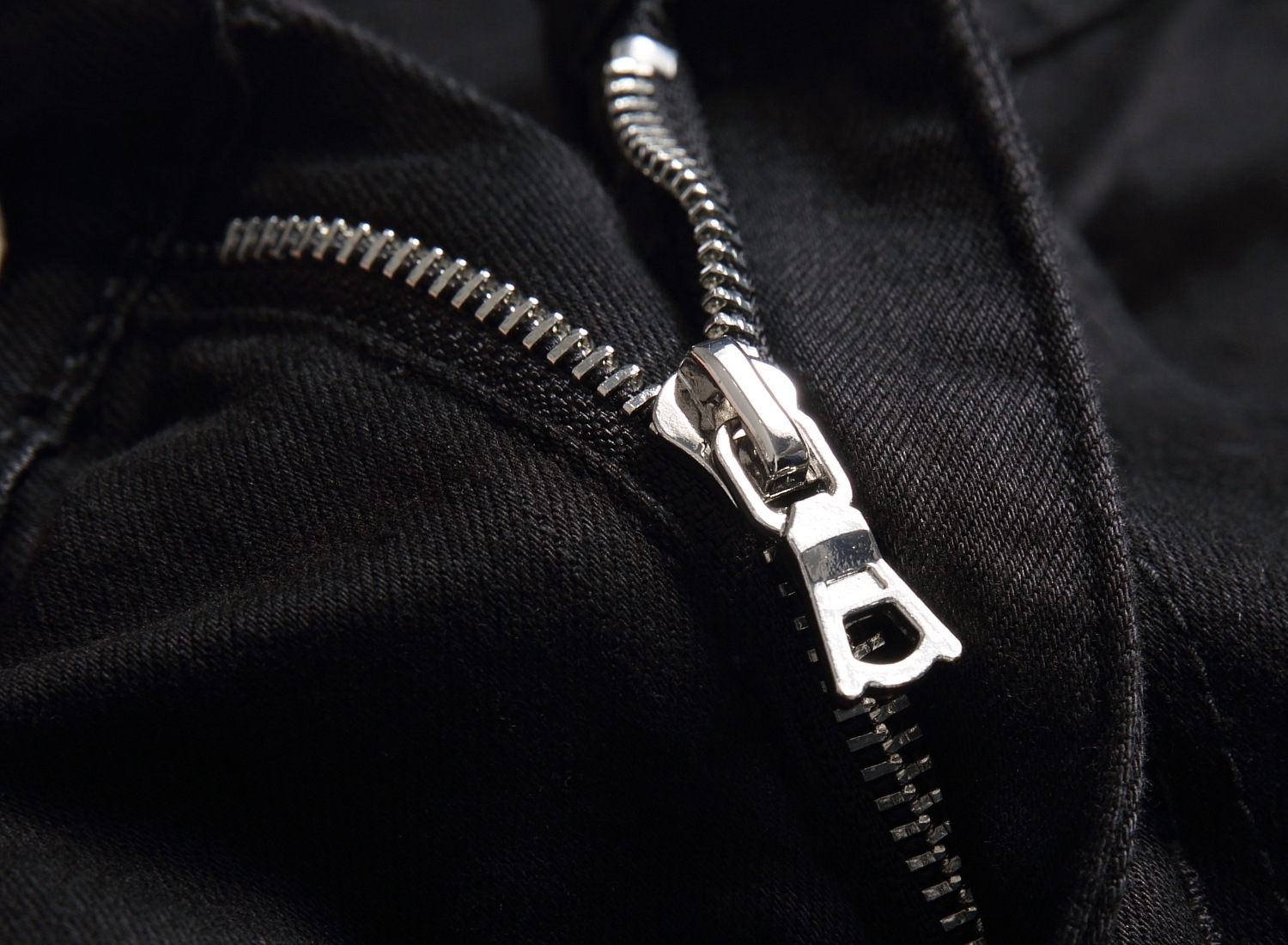 Мужские джинсы с вышивкой и принтом оптом из Китая