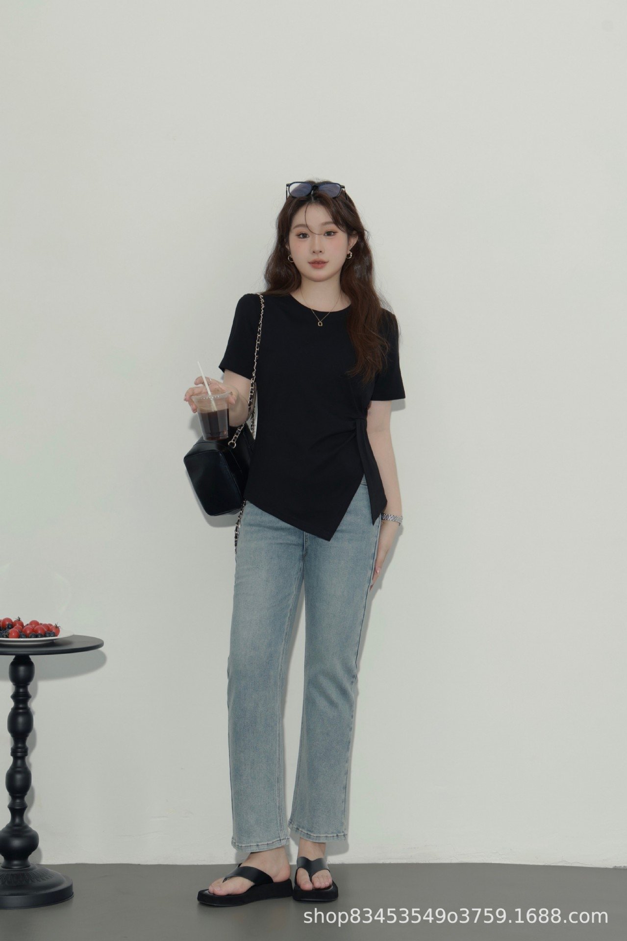 Летняя футболка с коротким рукавом и разрезом на плече оптом