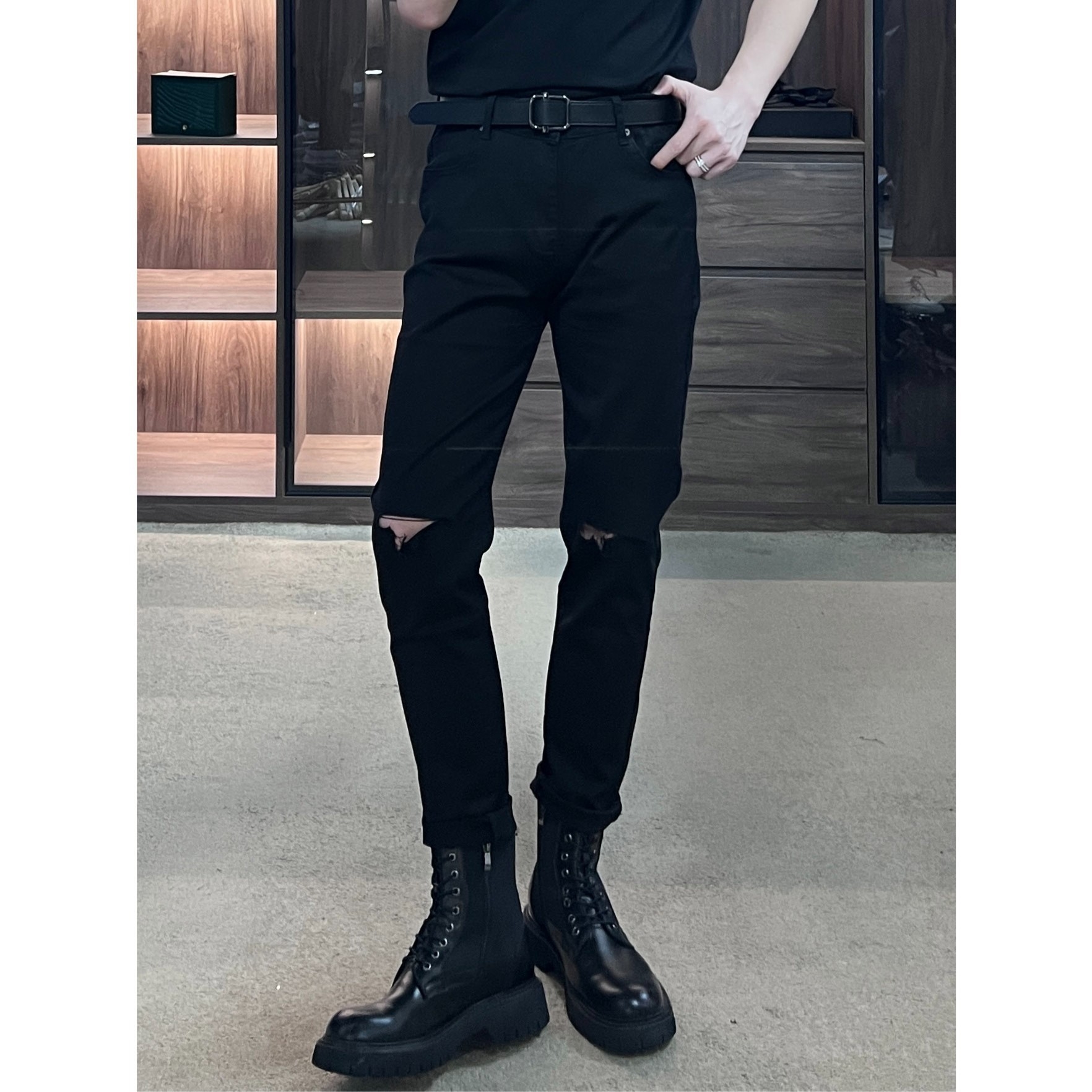 Черные джинсы с прорезями на коленях оптом из Китая