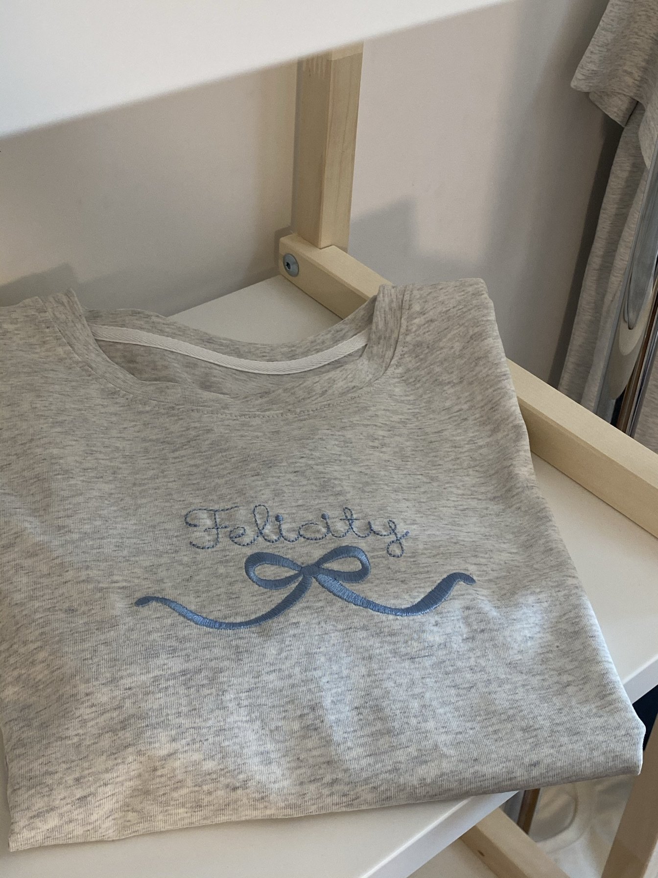 Футболка с вышивкой бабочки и буквами оптом