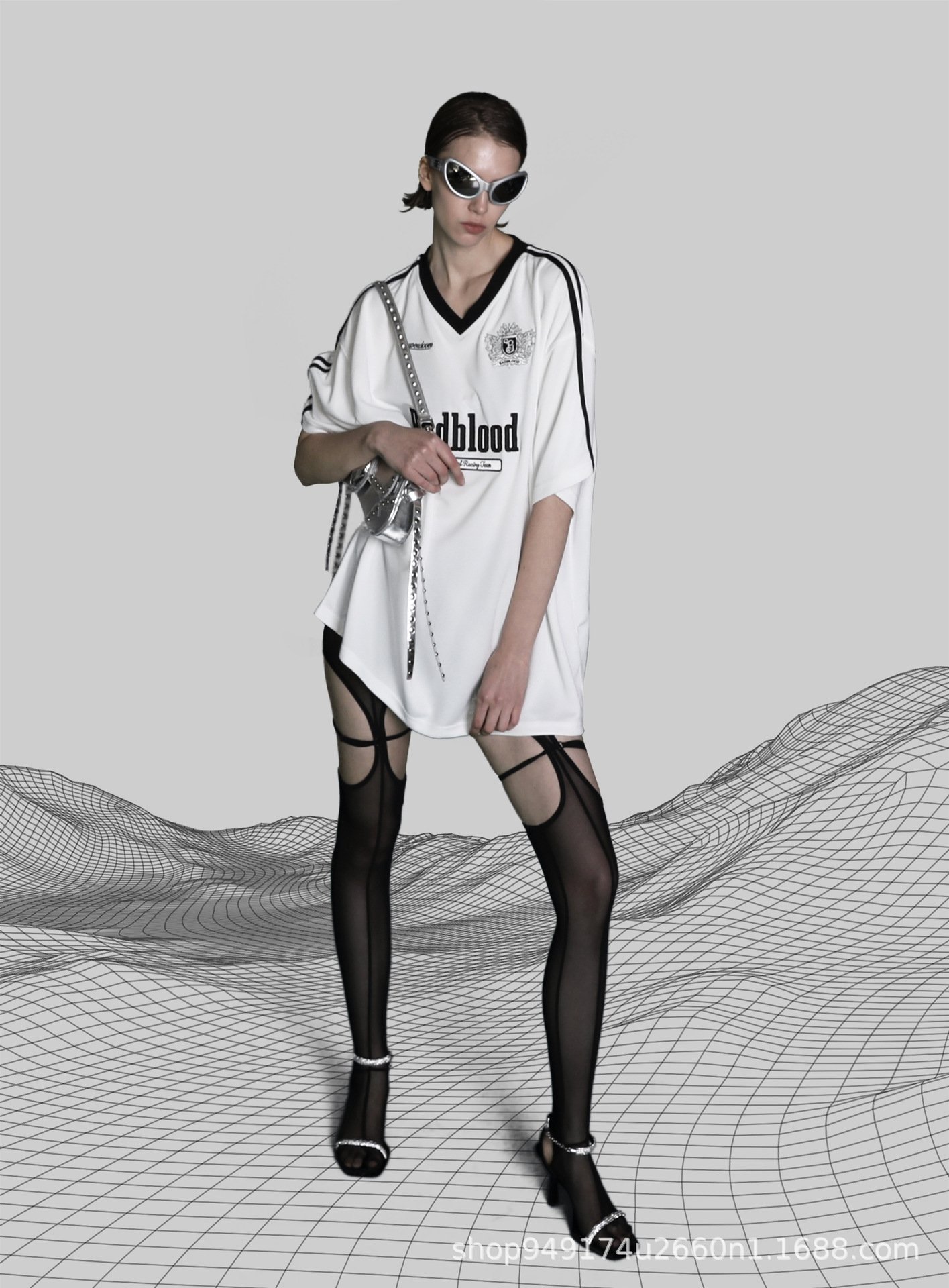 Женская футболка Badblood с вышивкой V-образным вырезом оптом