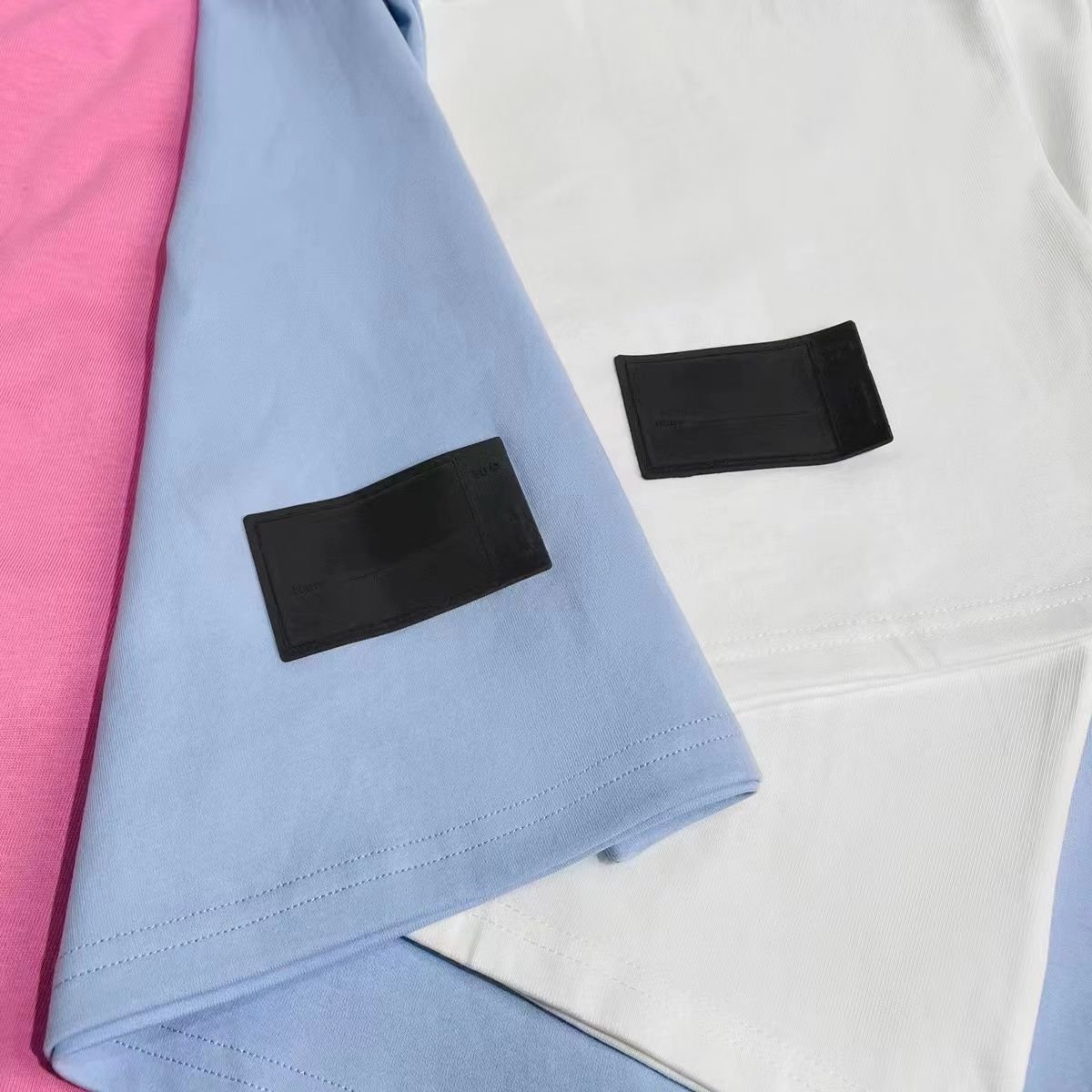 Летняя футболка с высоким уровнем деталей WE11DONE оптом