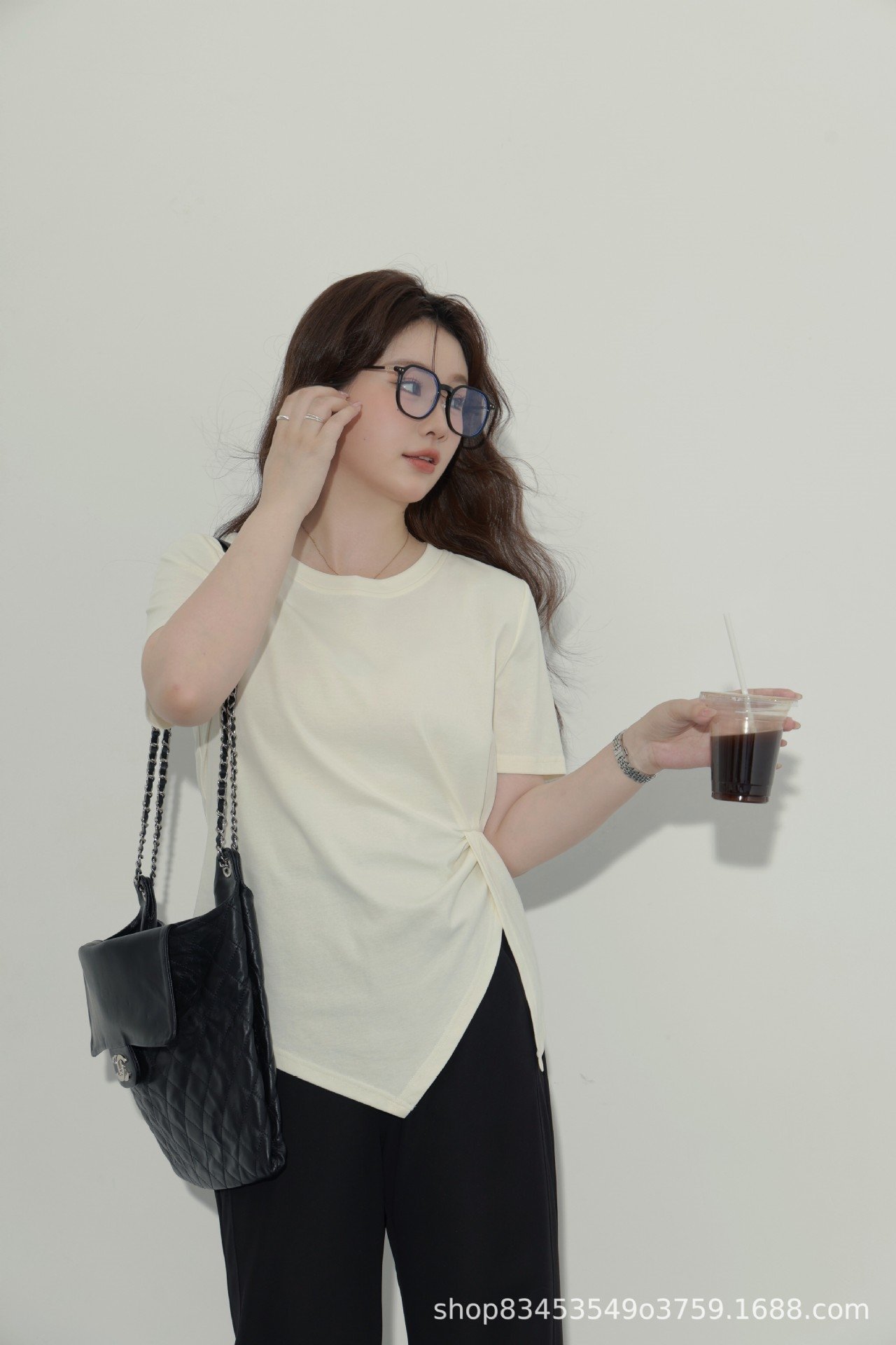 Летняя футболка с коротким рукавом и разрезом на плече оптом