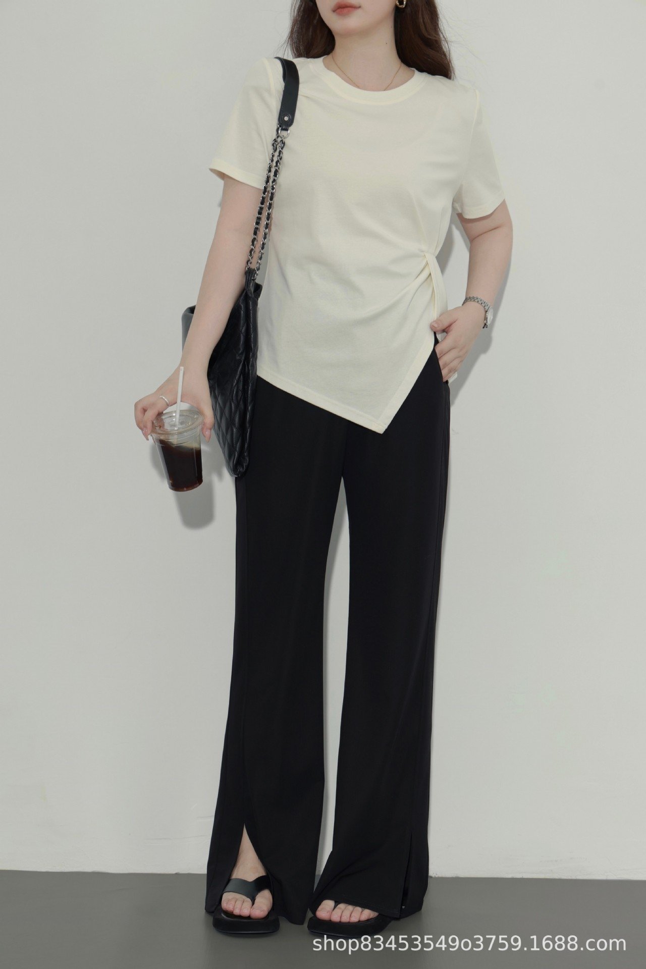 Летняя футболка с коротким рукавом и разрезом на плече оптом