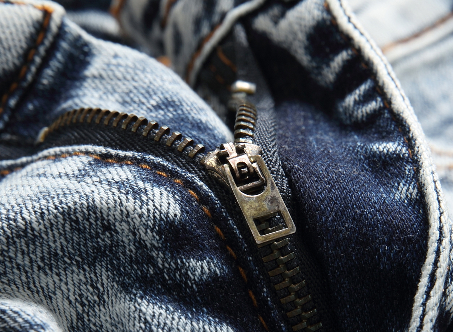 Мужские джинсы с вышивкой и принтом оптом из Китая