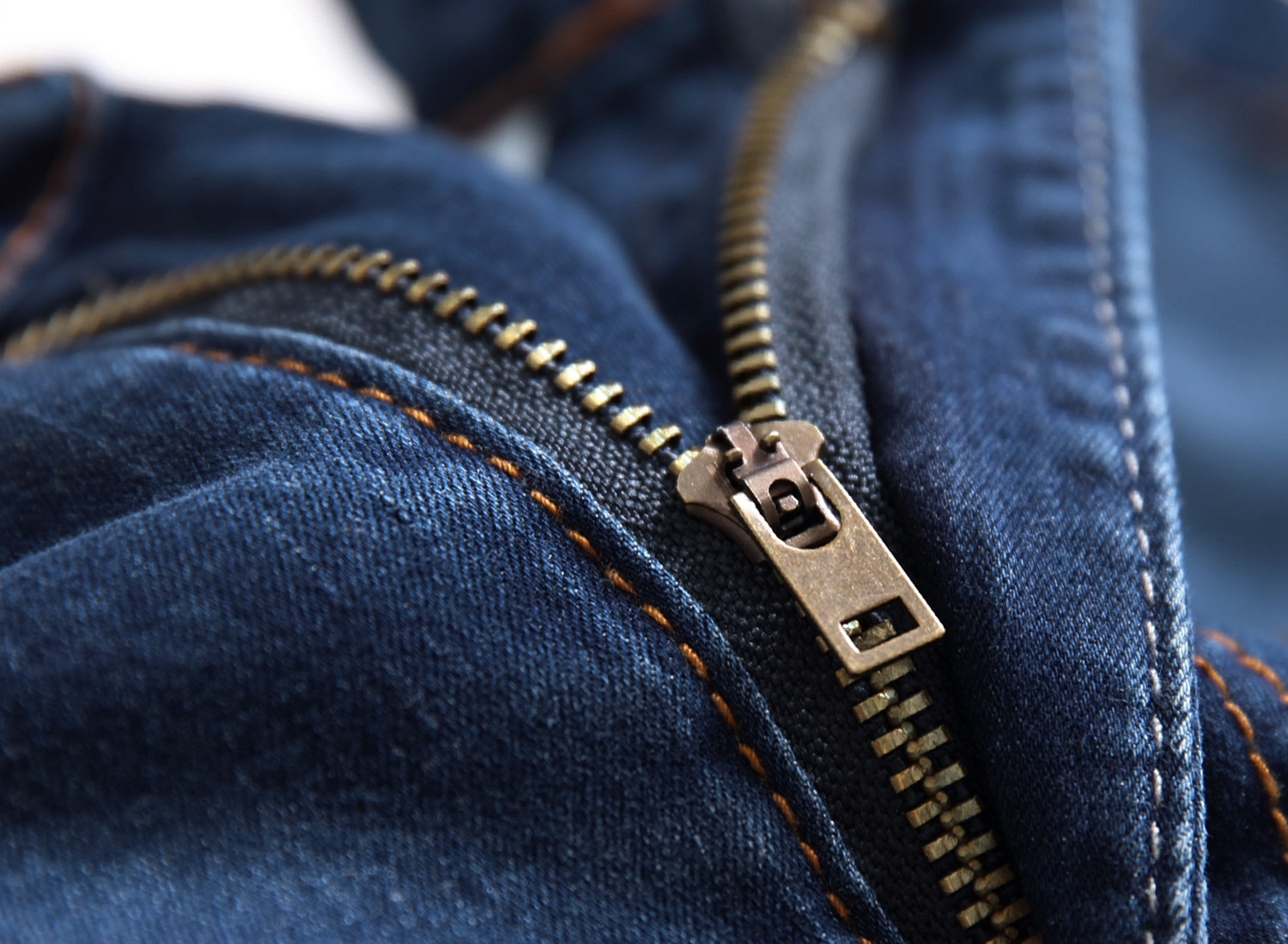 Мужские джинсы с разрывами и зауженными штанинами оптом из Китая