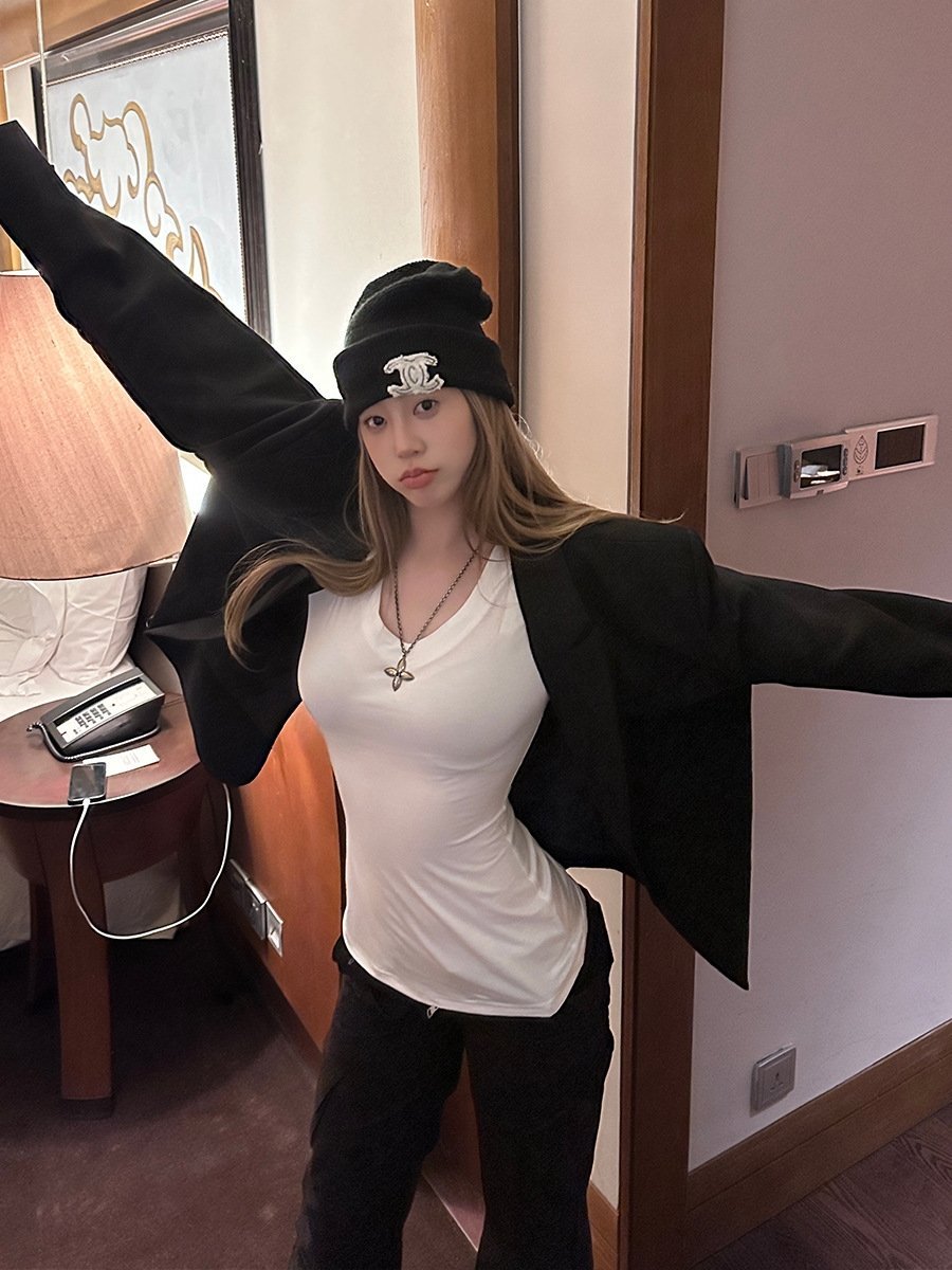 Футболка Латины V-образным вырезом и короткими рукавами оптом