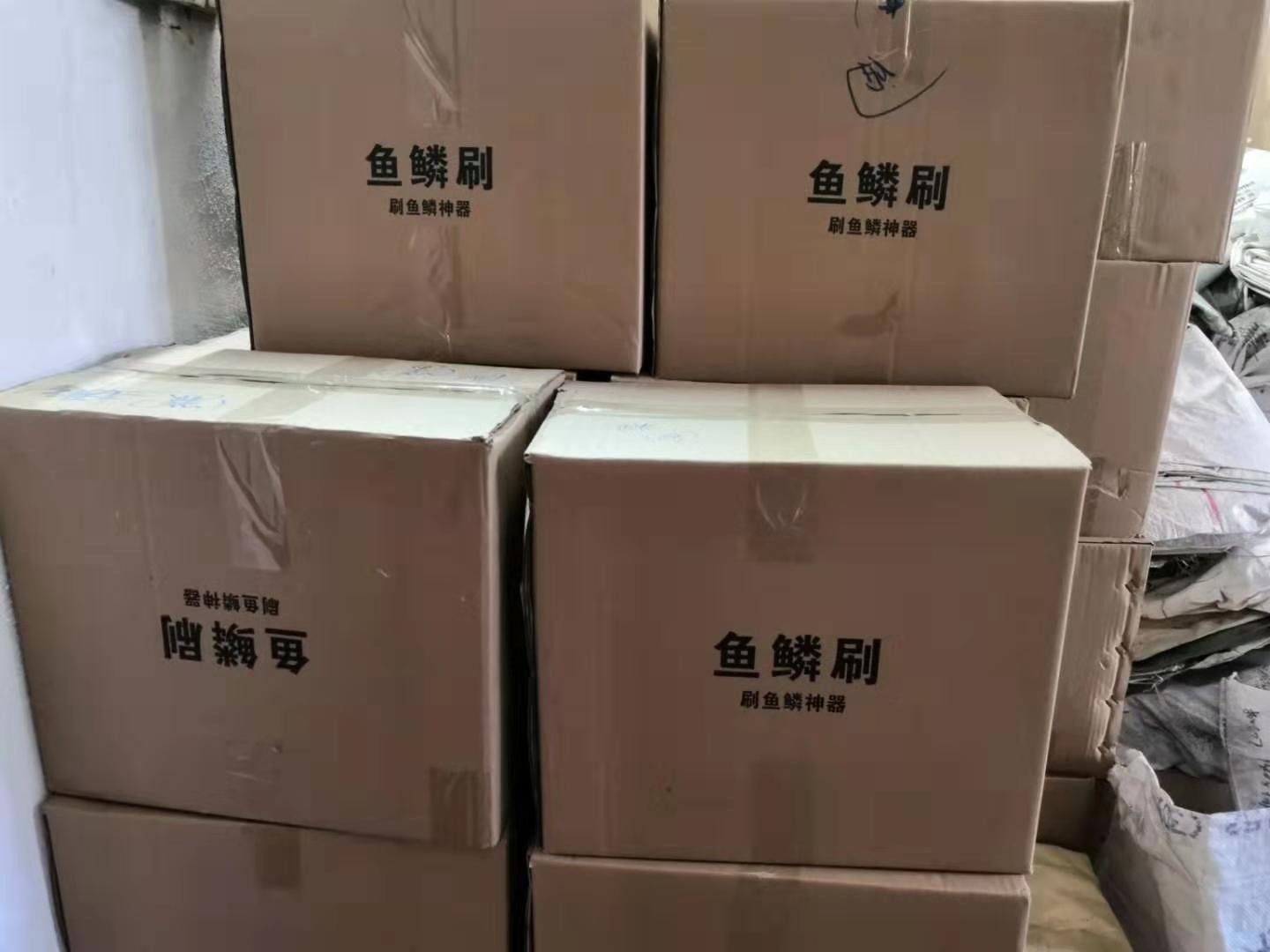 Рыбная чешуя из нержавеющей стали с пластиковой ручкой оптом