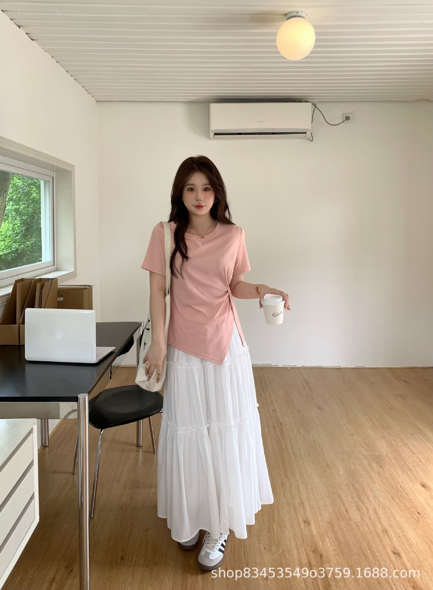 Летняя футболка с коротким рукавом и разрезом на плече оптом