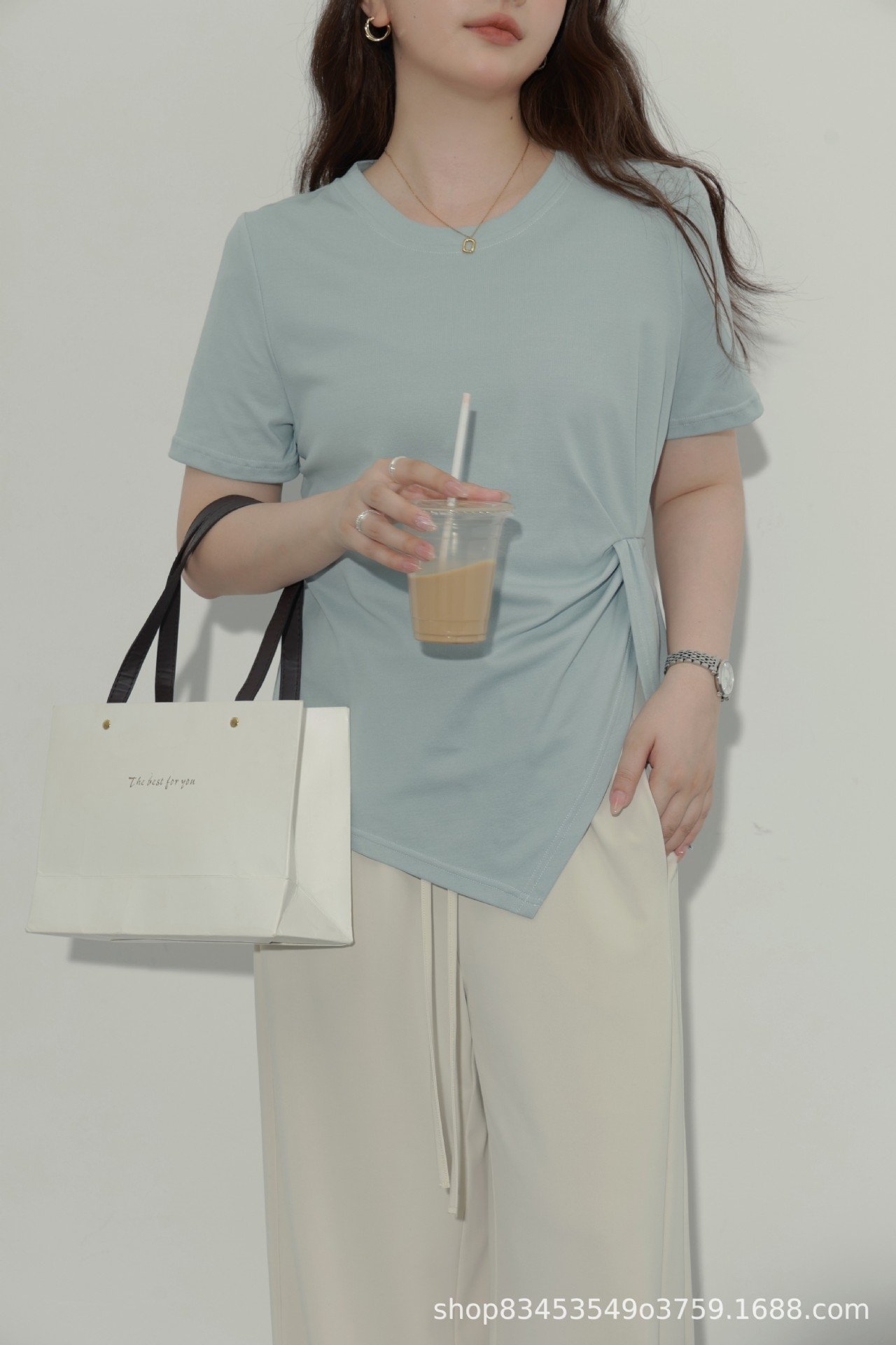 Летняя футболка с коротким рукавом и разрезом на плече оптом