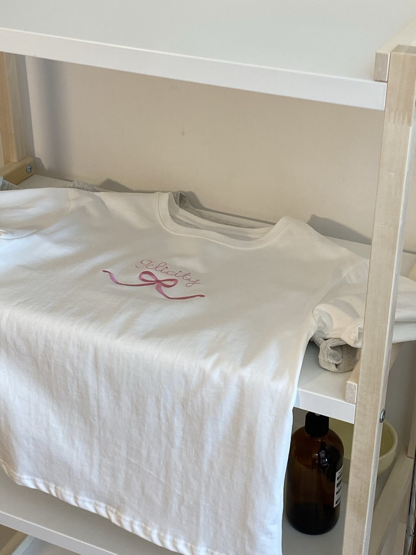 Футболка с вышивкой бабочки и буквами оптом