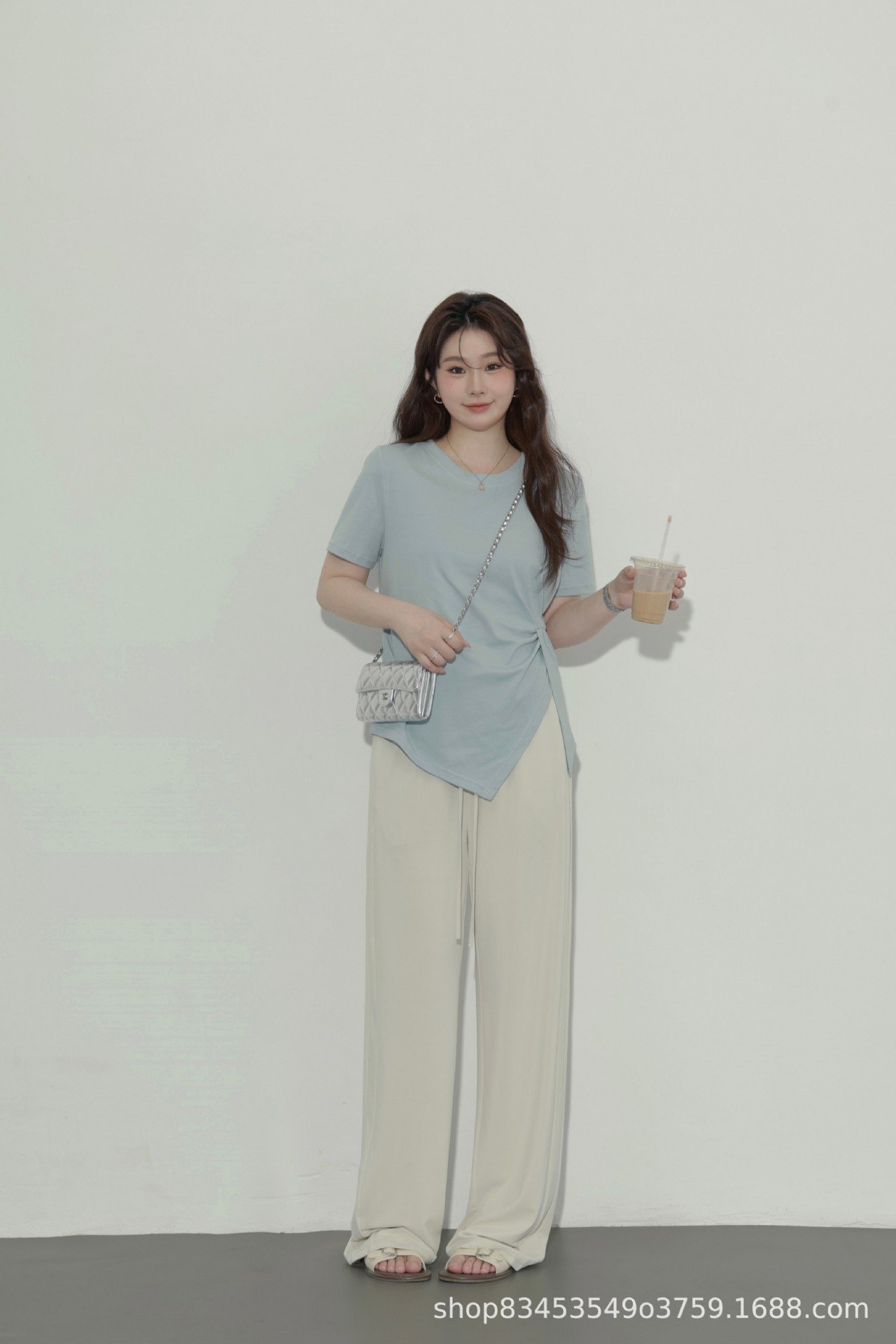 Летняя футболка с коротким рукавом и разрезом на плече оптом