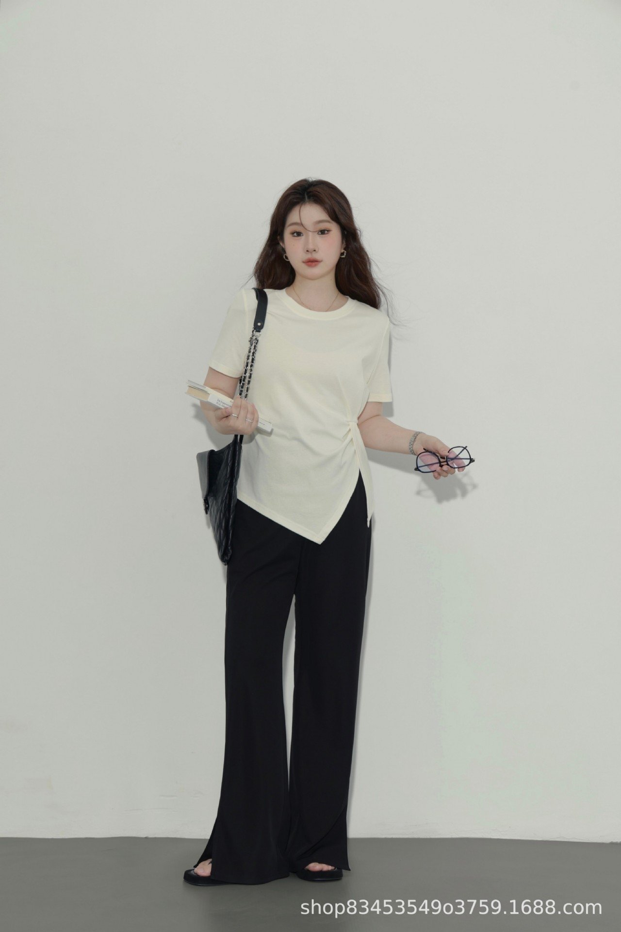 Летняя футболка с коротким рукавом и разрезом на плече оптом