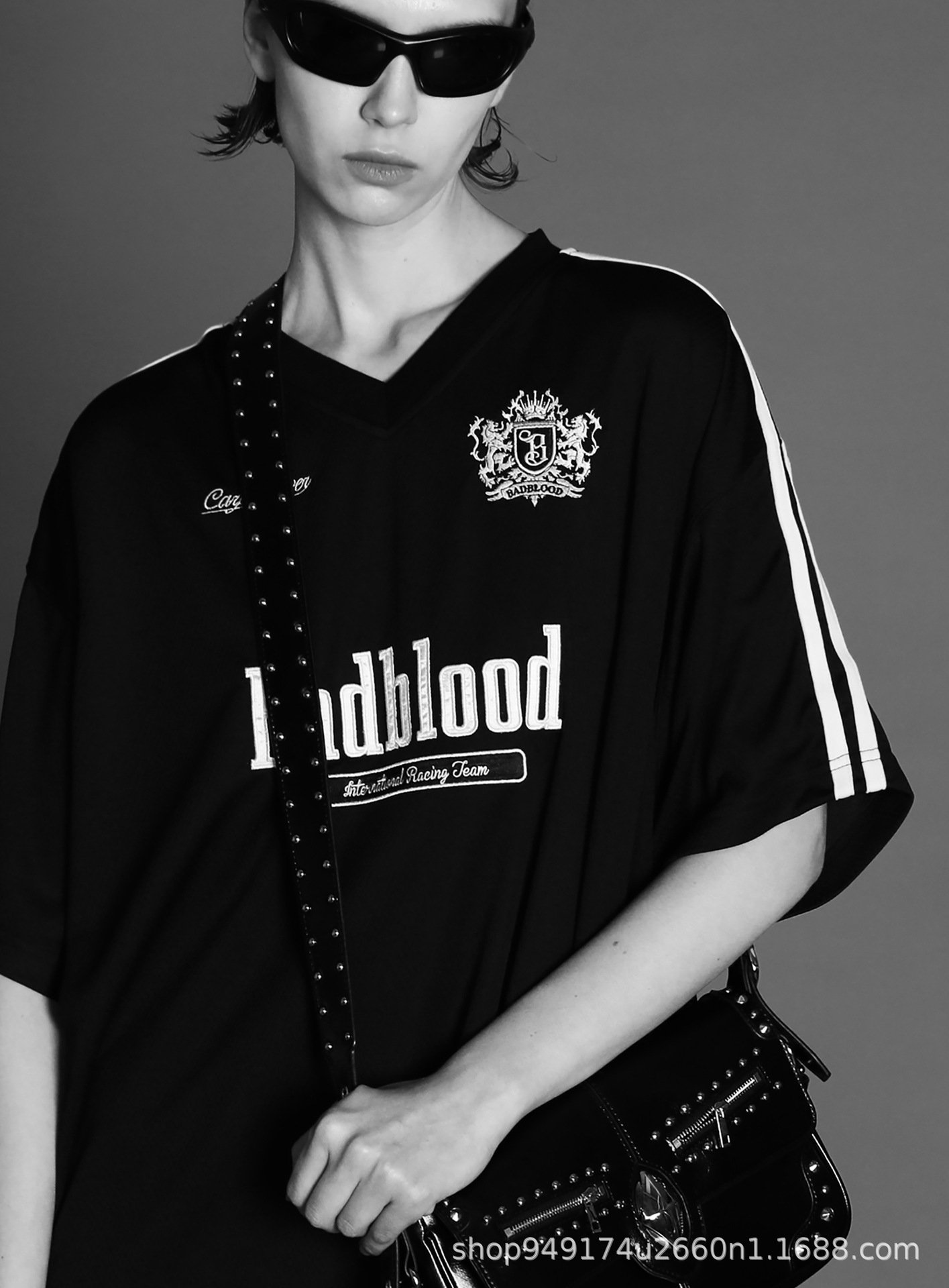 Женская футболка Badblood с вышивкой V-образным вырезом оптом