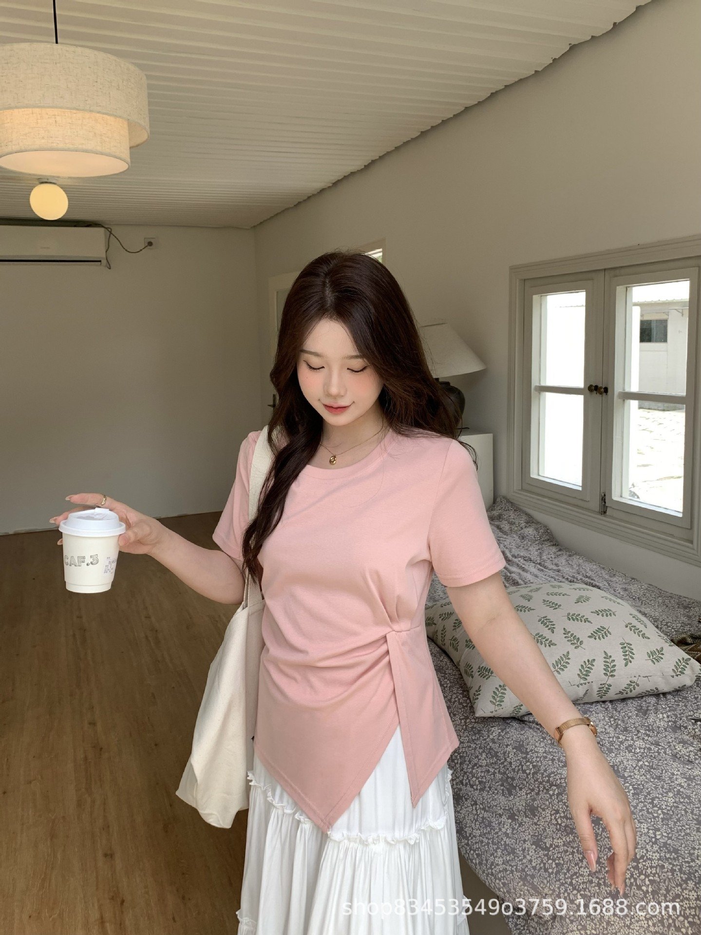 Летняя футболка с коротким рукавом и разрезом на плече оптом