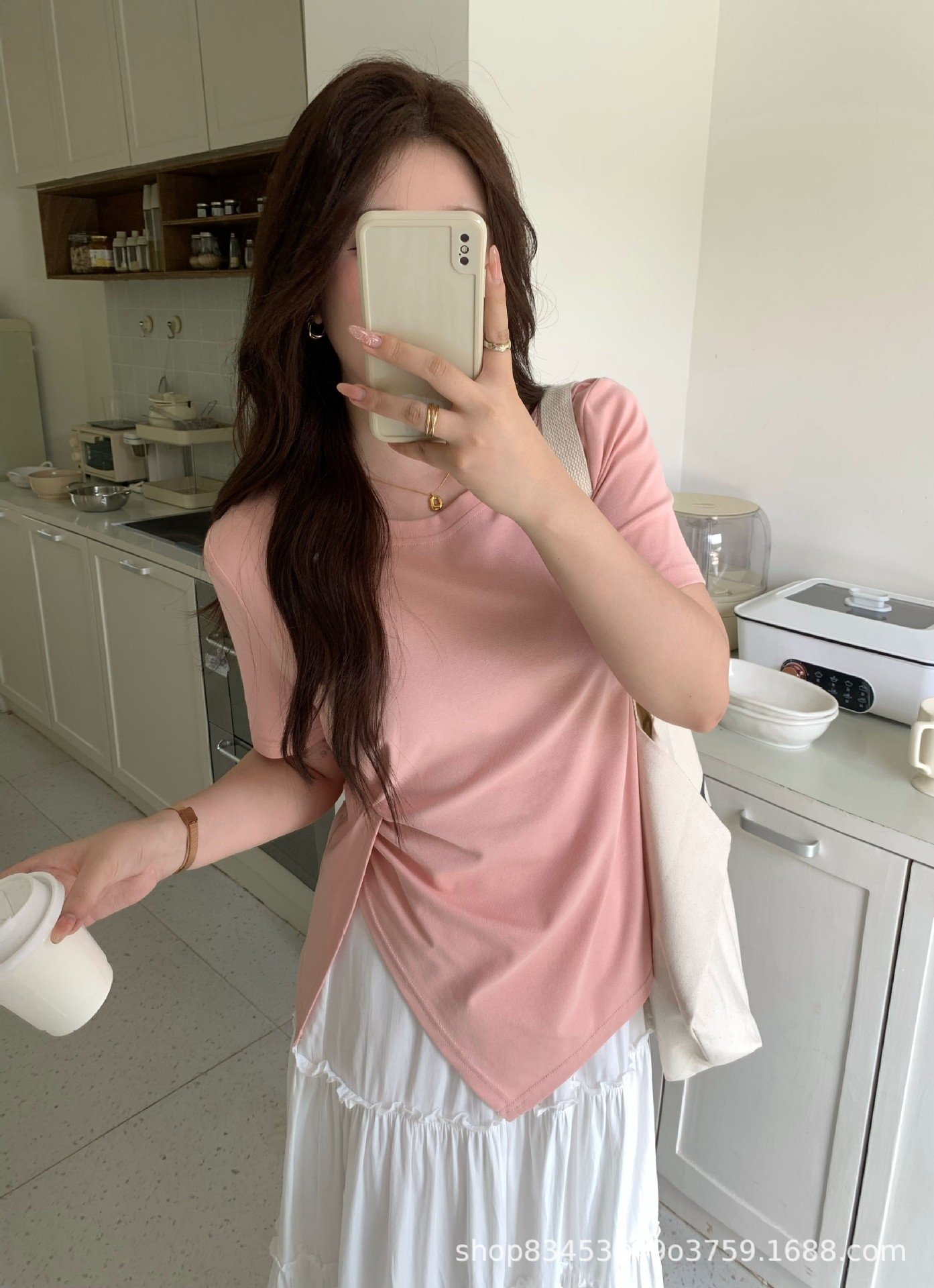 Летняя футболка с коротким рукавом и разрезом на плече оптом