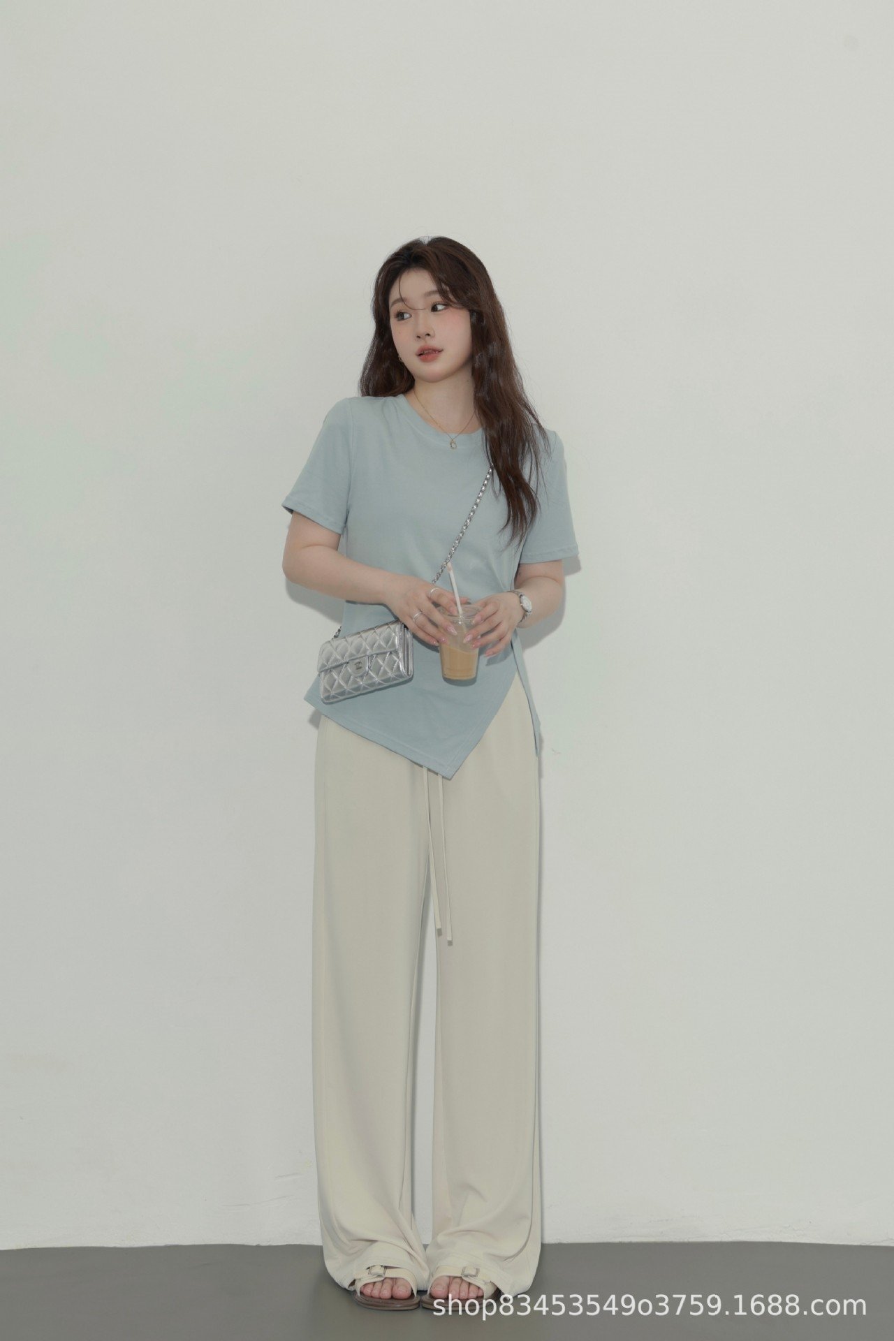 Летняя футболка с коротким рукавом и разрезом на плече оптом