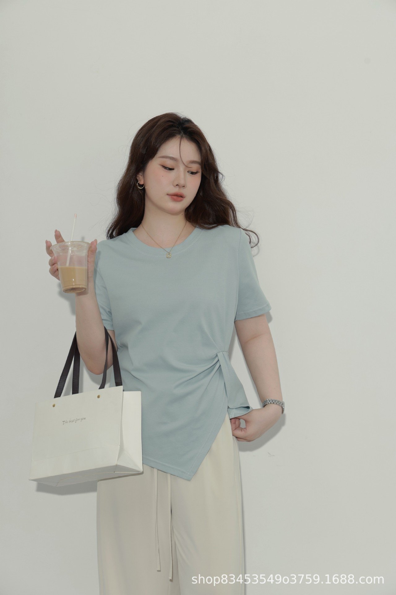 Летняя футболка с коротким рукавом и разрезом на плече оптом