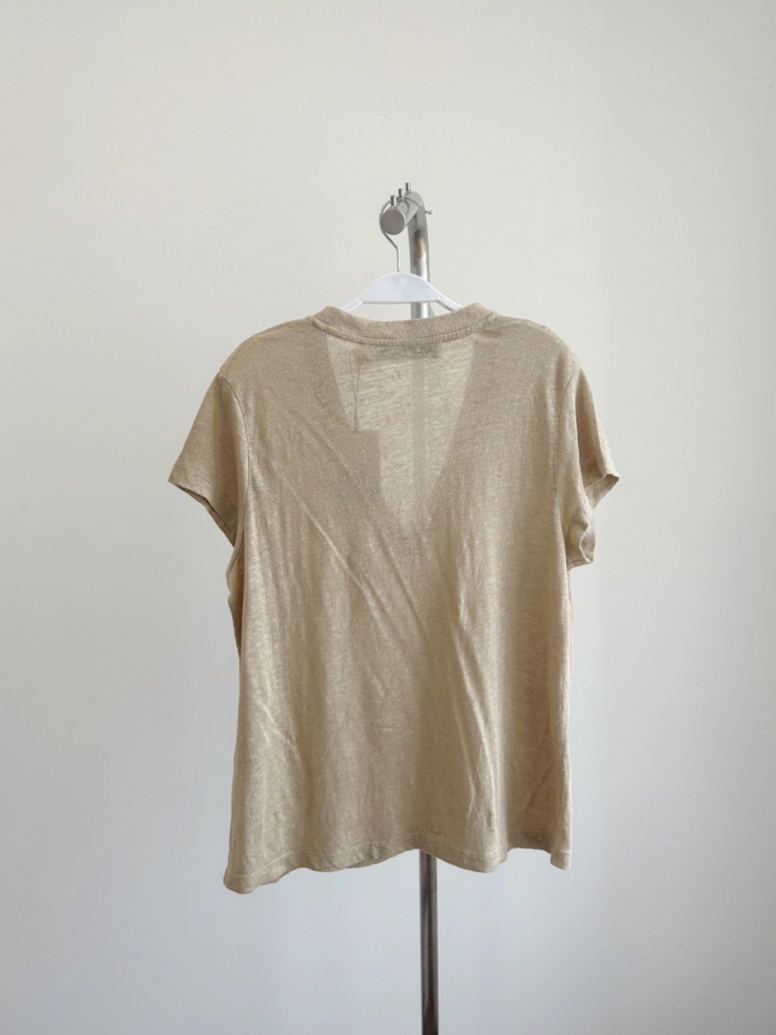 Футболка из льна с коротким рукавом и V-образным вырезом оптом