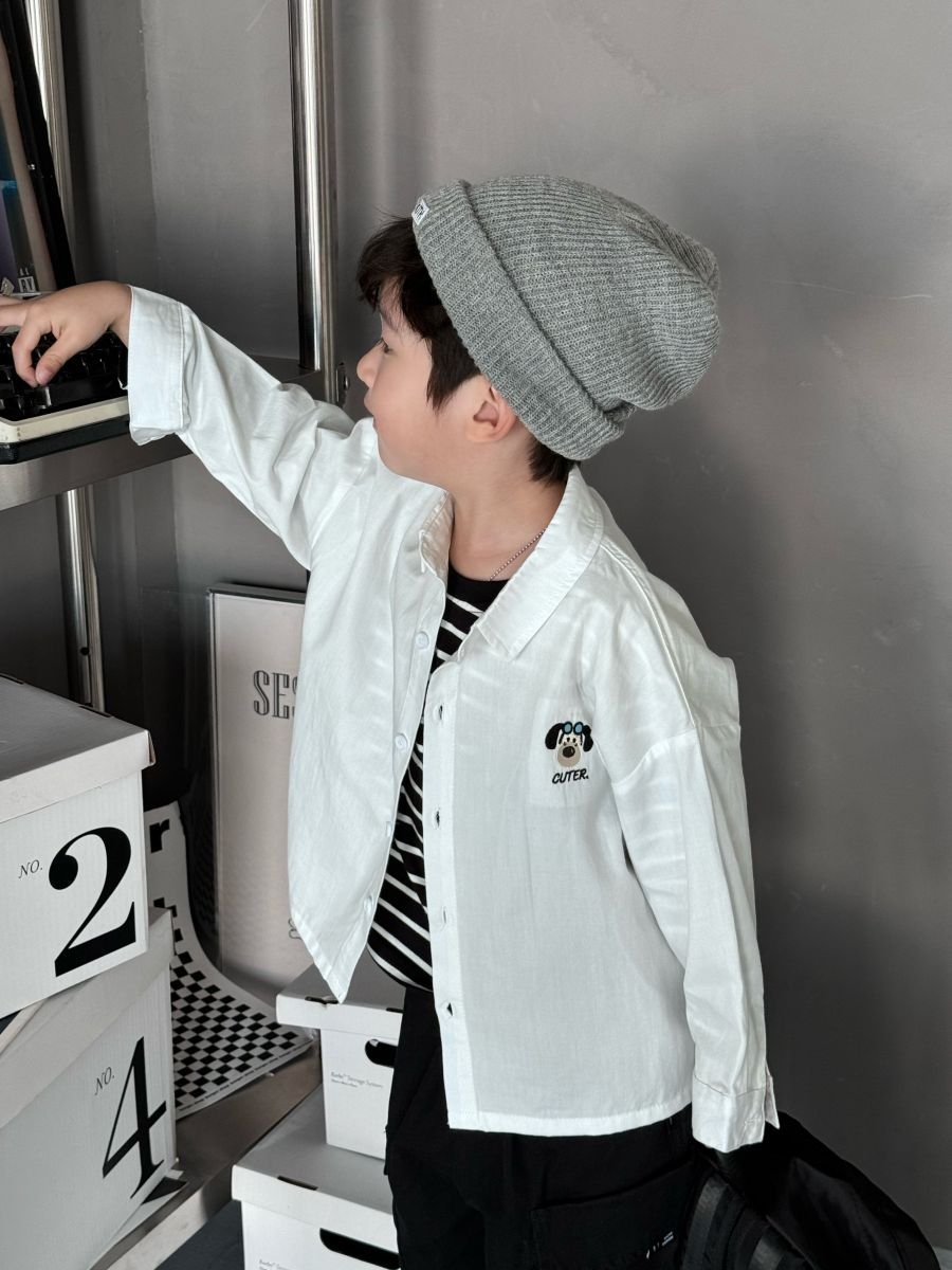 Детская рубашка весенняя новая длинный рукав детская корейская версия белая рубашка с вышитыми буквами оптом из Китая