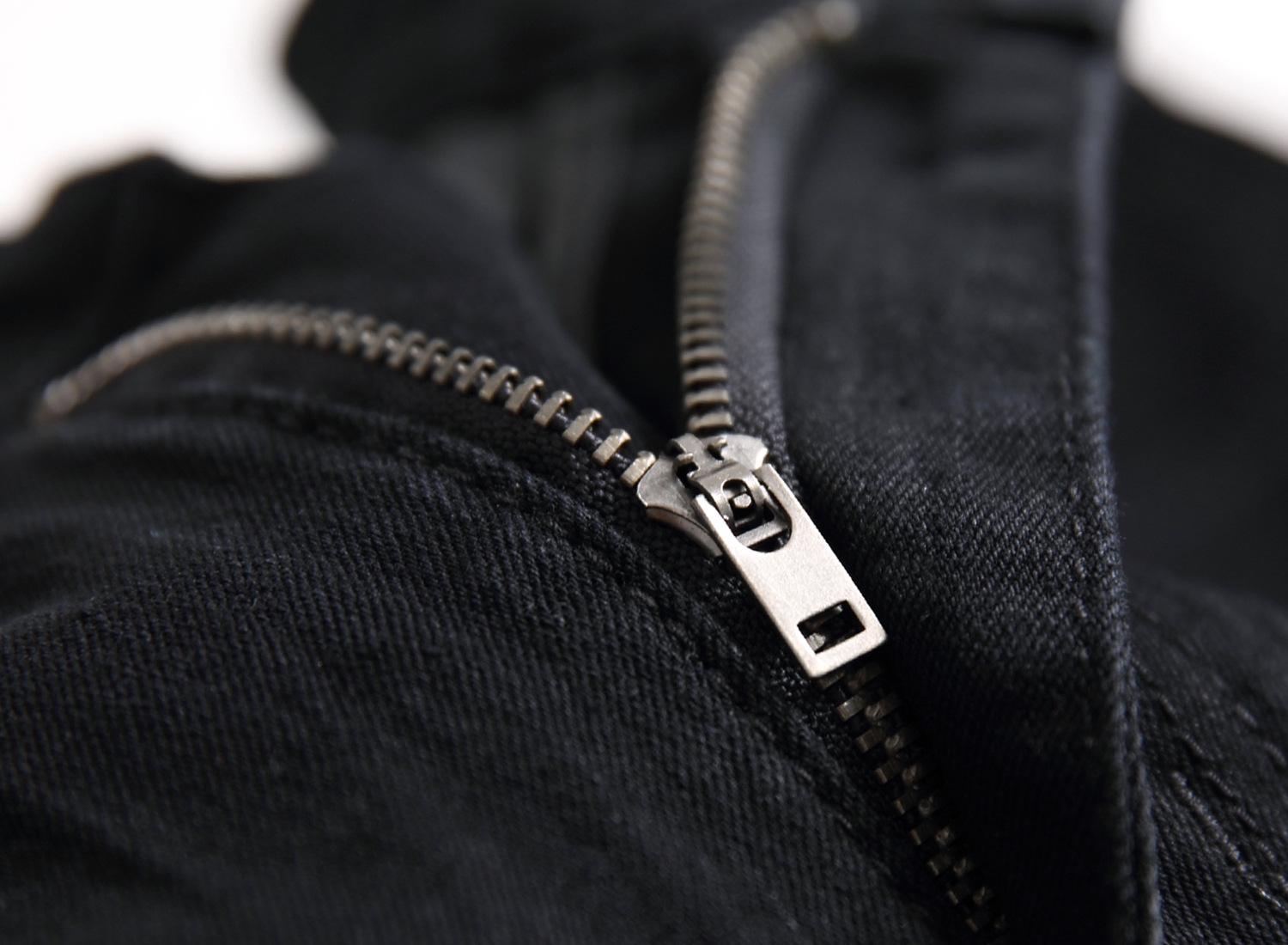 Мужские джинсы с разрывами и зауженными штанинами оптом из Китая