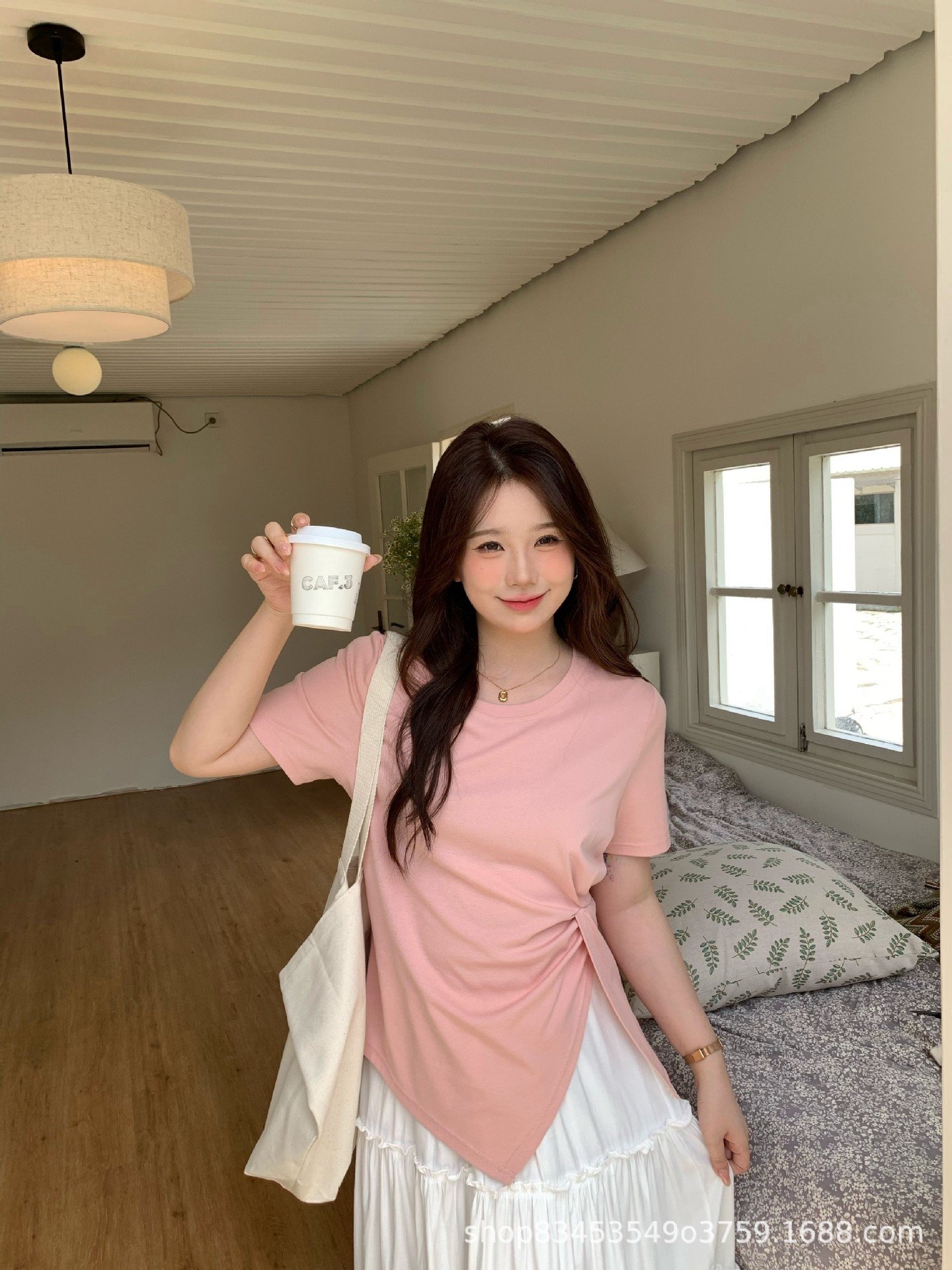 Летняя футболка с коротким рукавом и разрезом на плече оптом