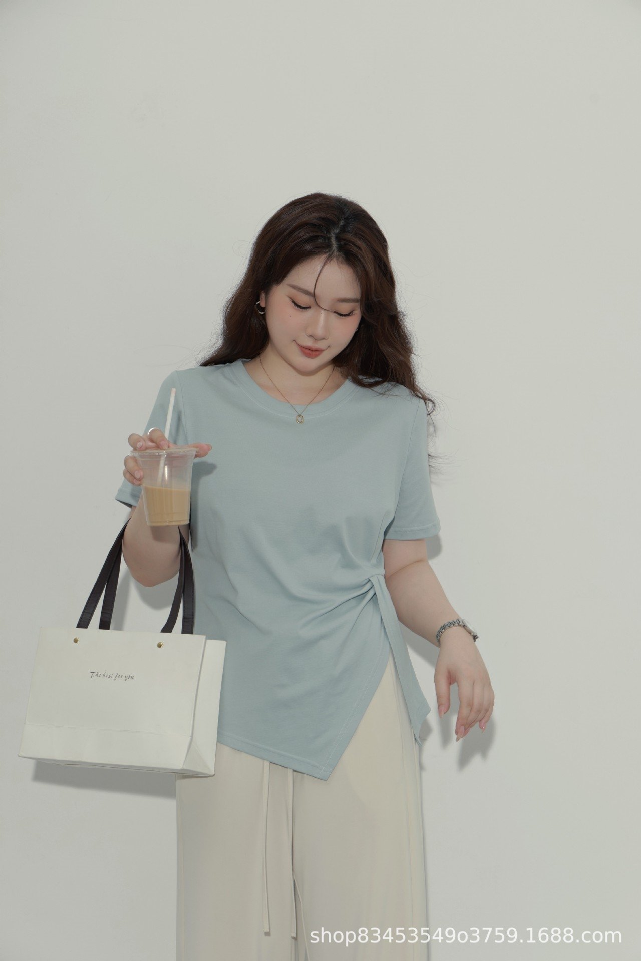 Летняя футболка с коротким рукавом и разрезом на плече оптом