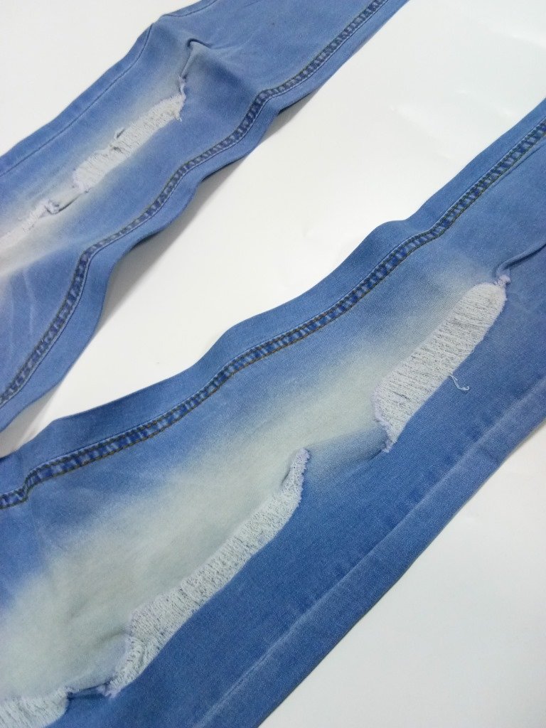 Мужские джинсы с разрывами и зауженными штанинами оптом из Китая