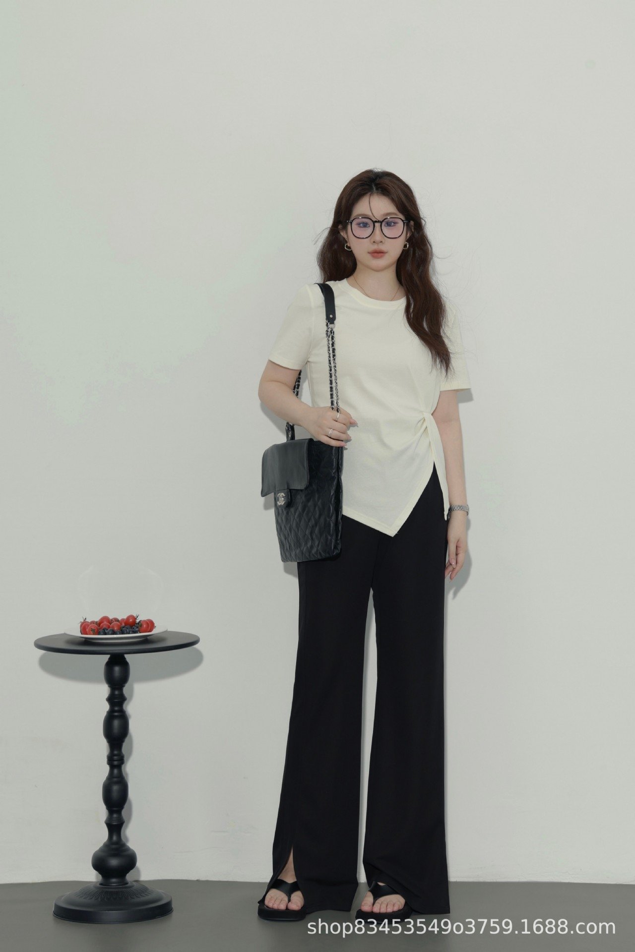 Летняя футболка с коротким рукавом и разрезом на плече оптом