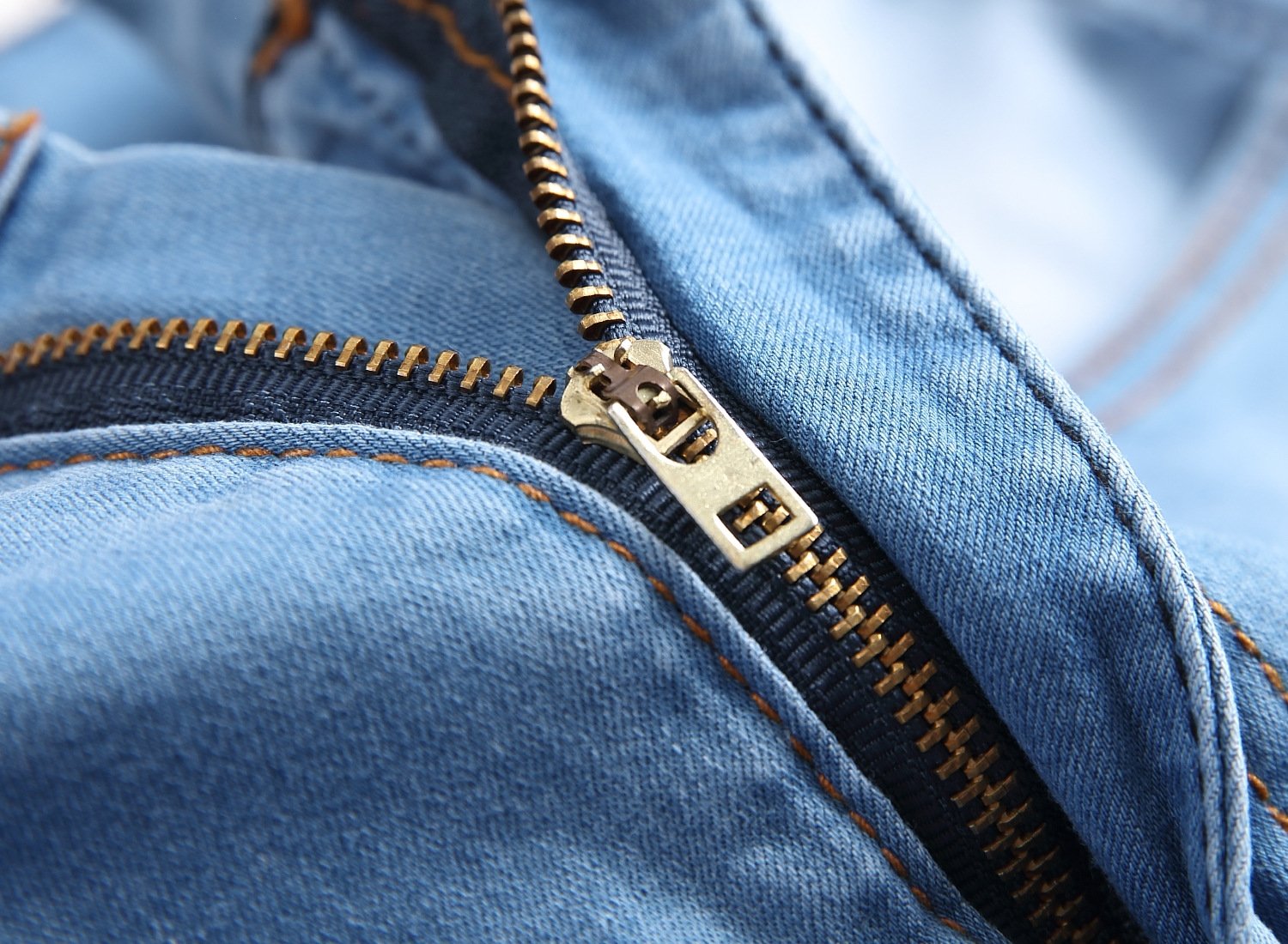 Мужские джинсы с разрывами и зауженными штанинами оптом из Китая