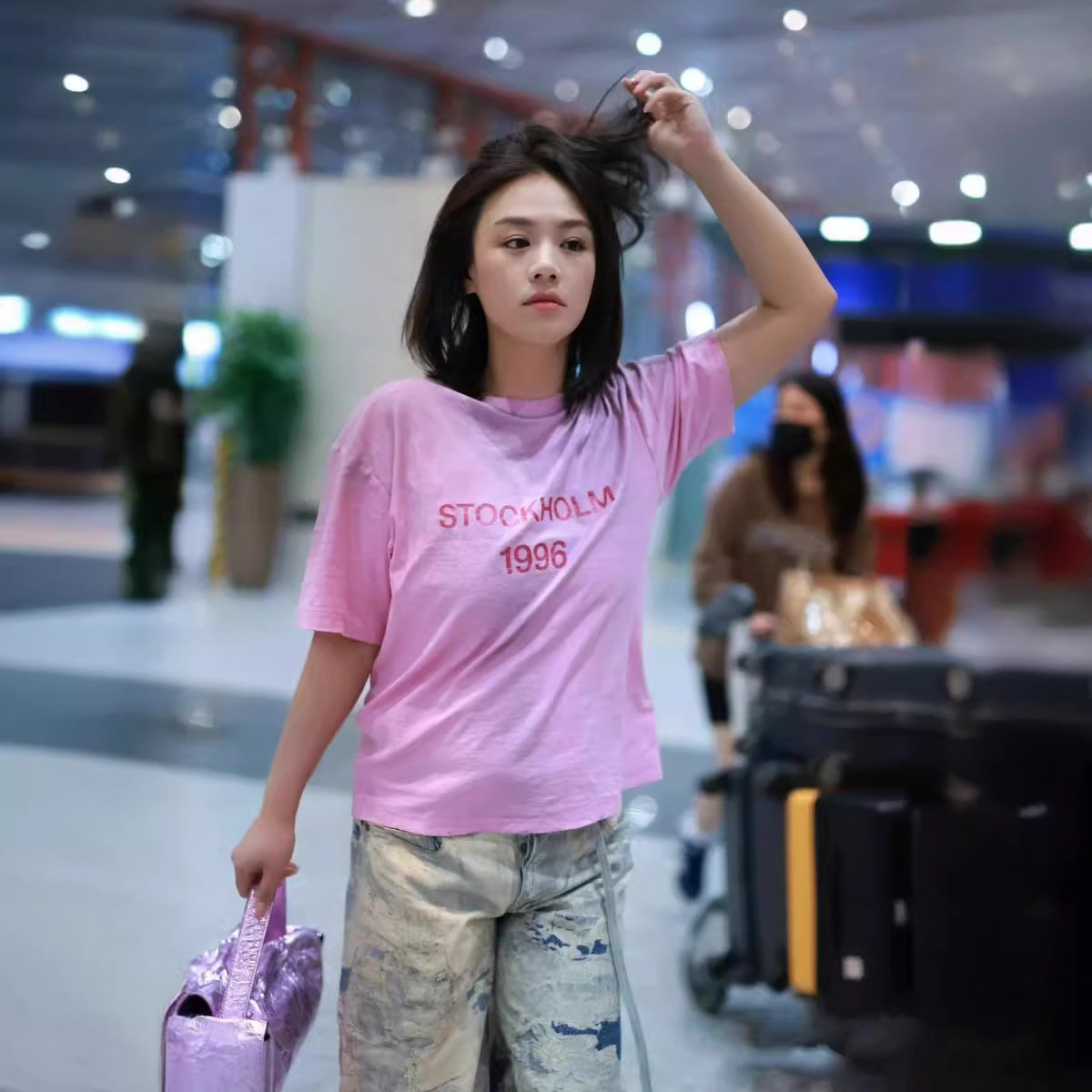 Футболка с принтом букв и цифр, розовая оптом