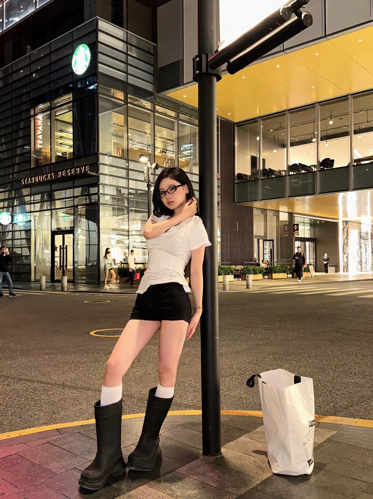 Футболка Латины V-образным вырезом и короткими рукавами оптом