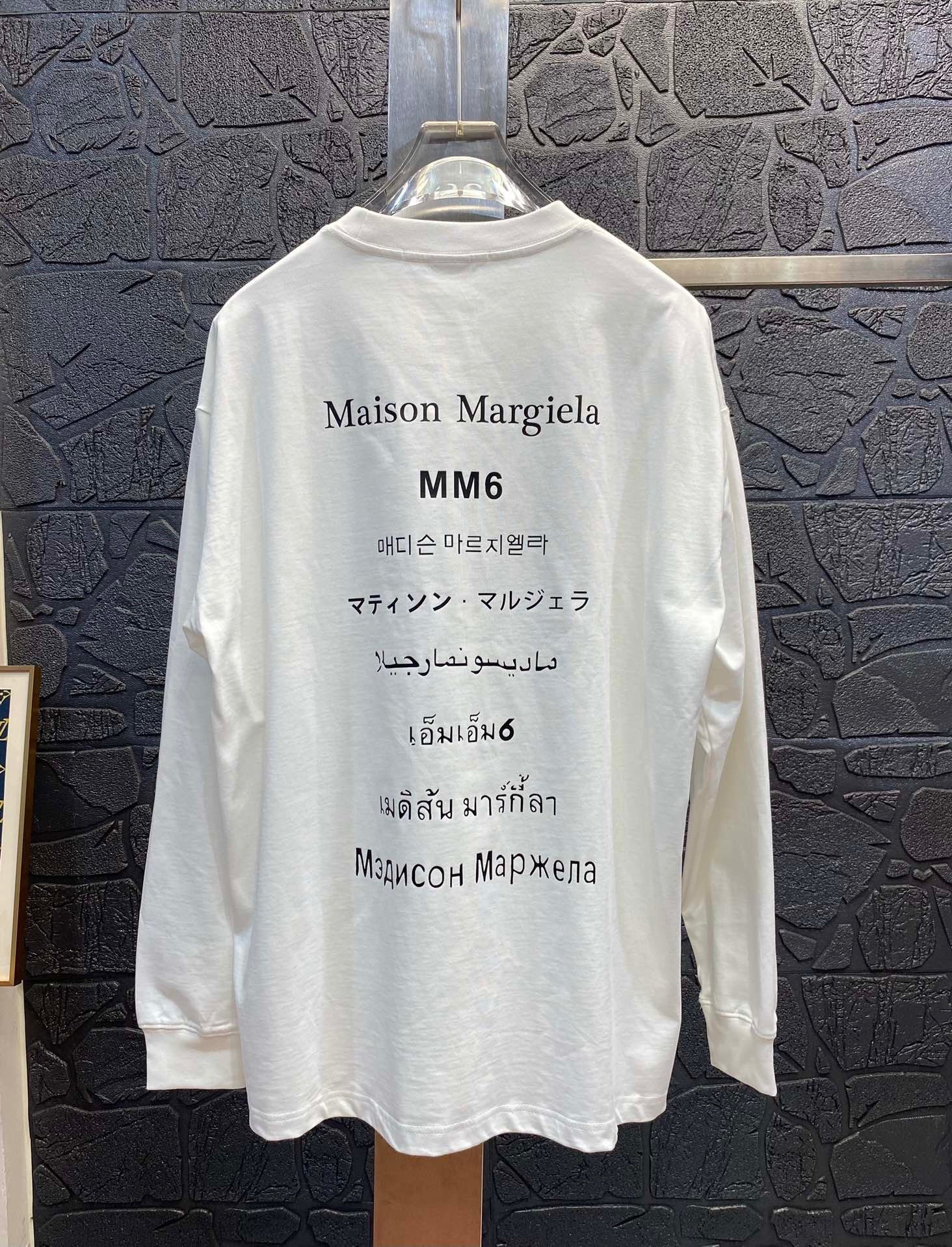Футболка с длинным рукавом Maison Margiela MM6 с круглым вырезом и принтом букв оптом